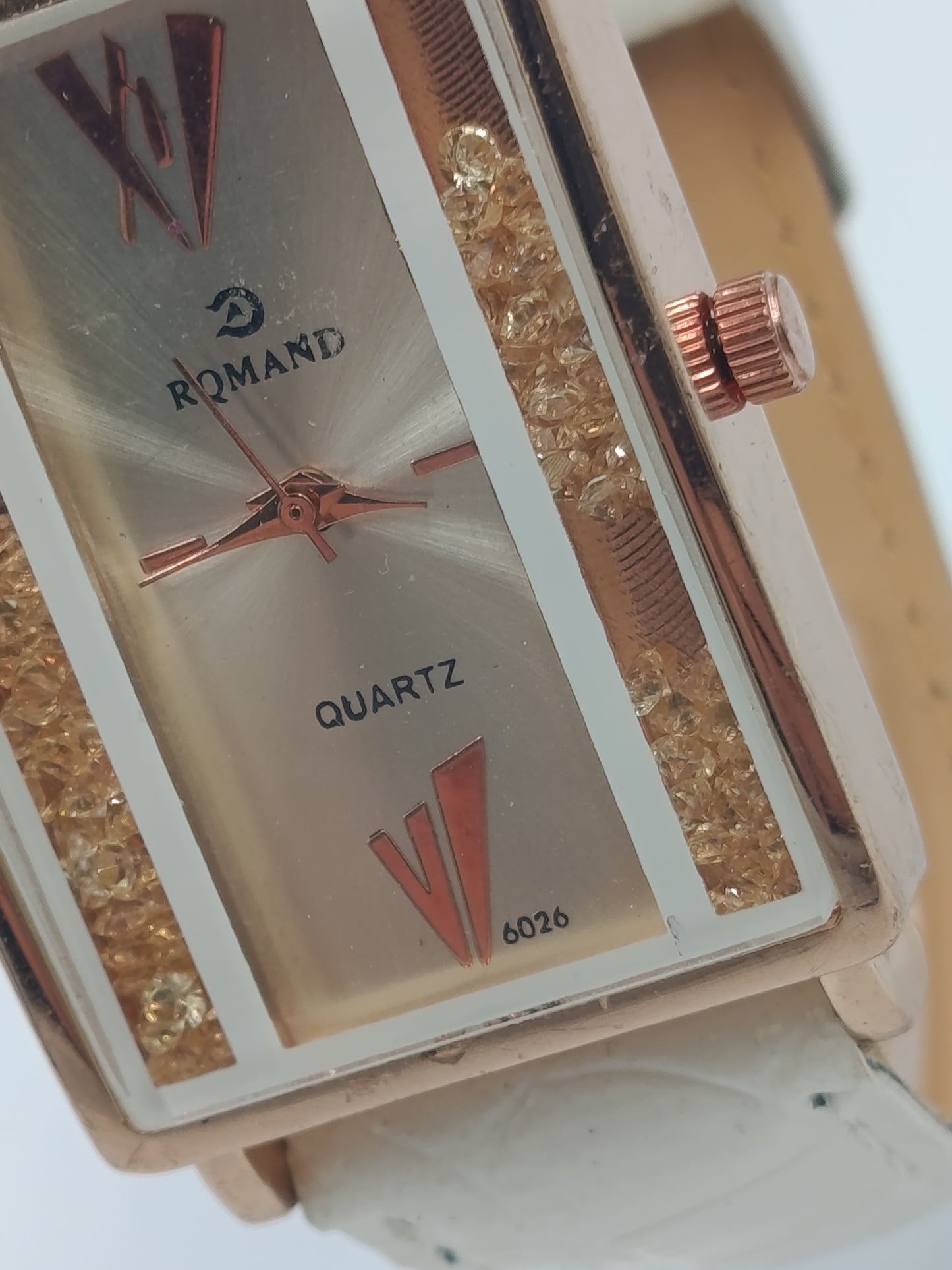 Romand Damenuhr: Rechteckig, Roségoldoptik & weißes Lederband