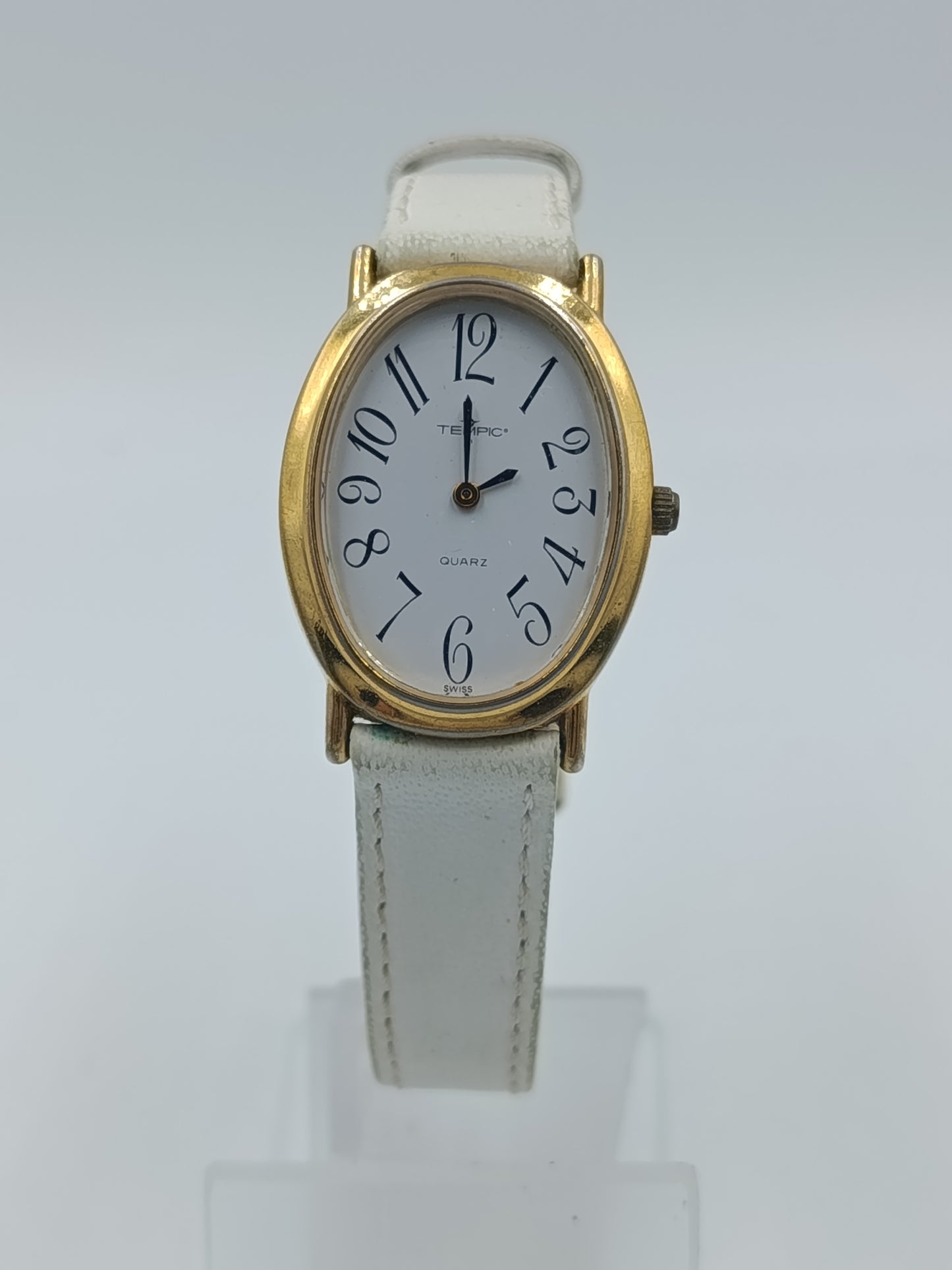 Elegante ovale Damenarmbanduhr in Goldoptik mit weißem Lederarmband