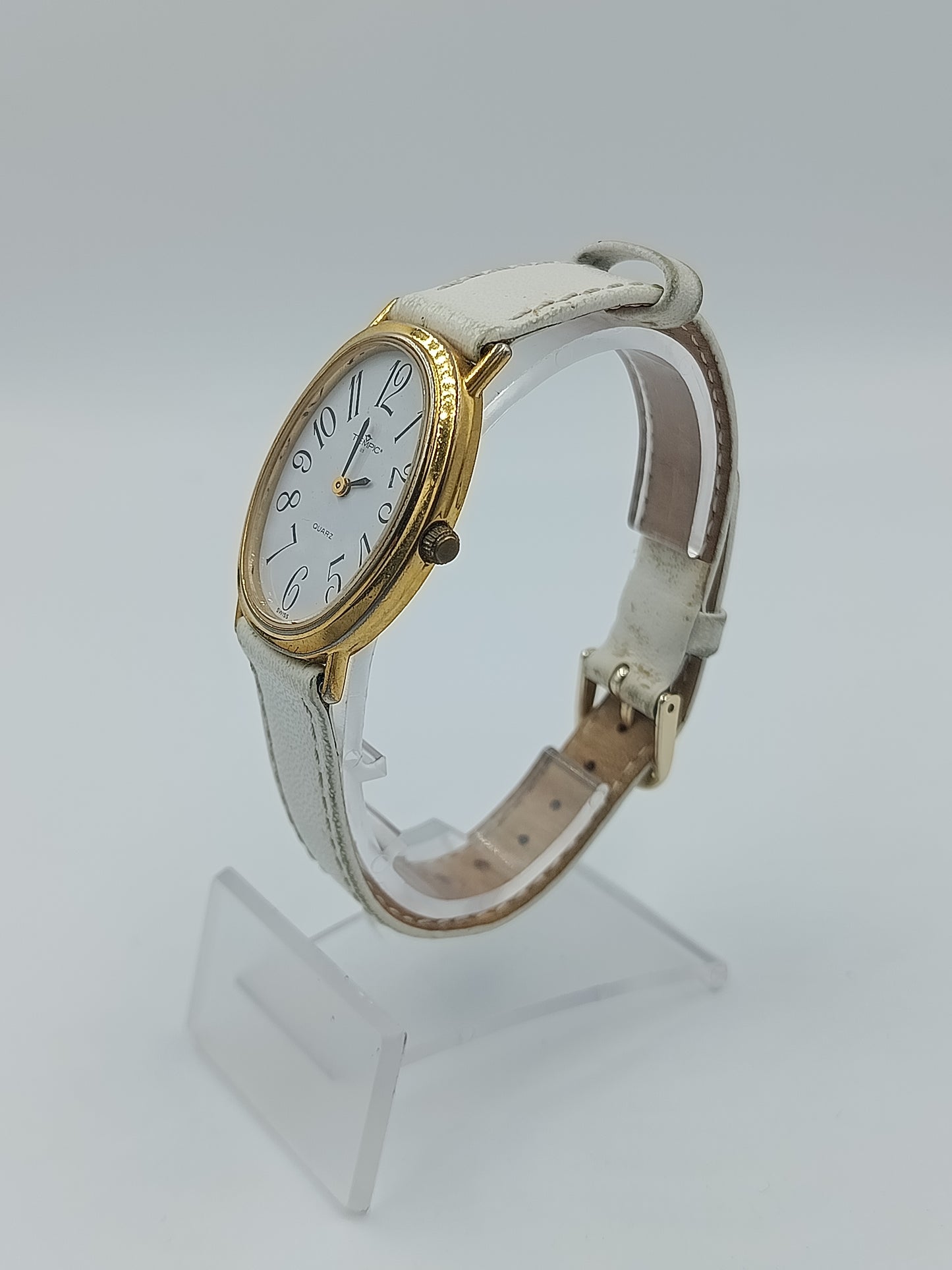 Elegante ovale Damenarmbanduhr in Goldoptik mit weißem Lederarmband