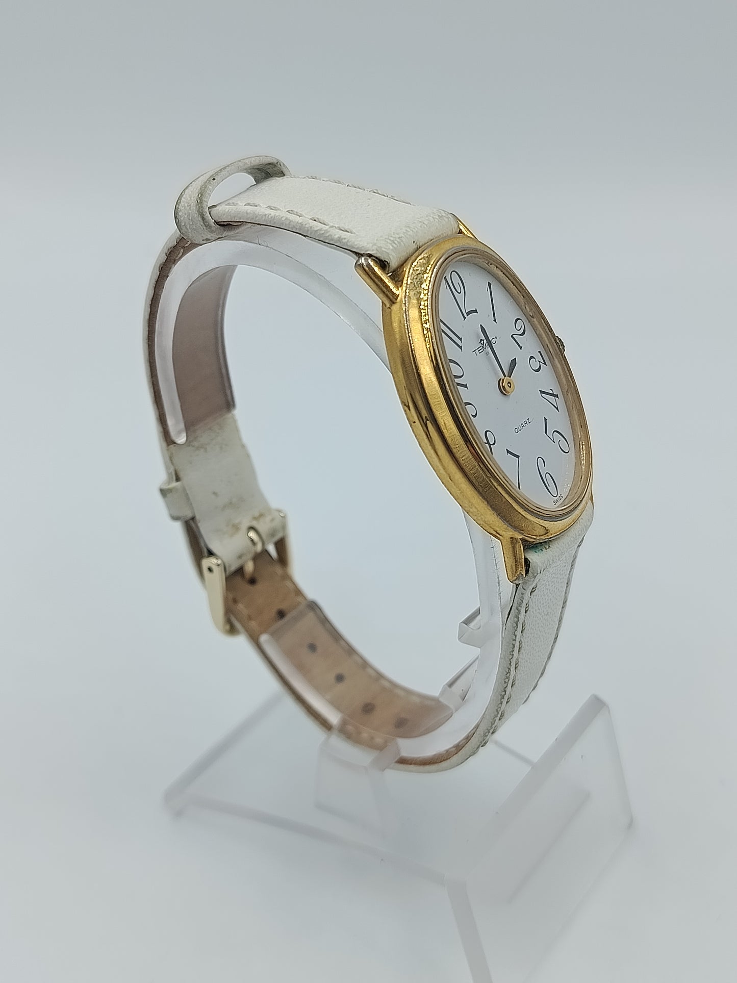 Elegante ovale Damenarmbanduhr in Goldoptik mit weißem Lederarmband