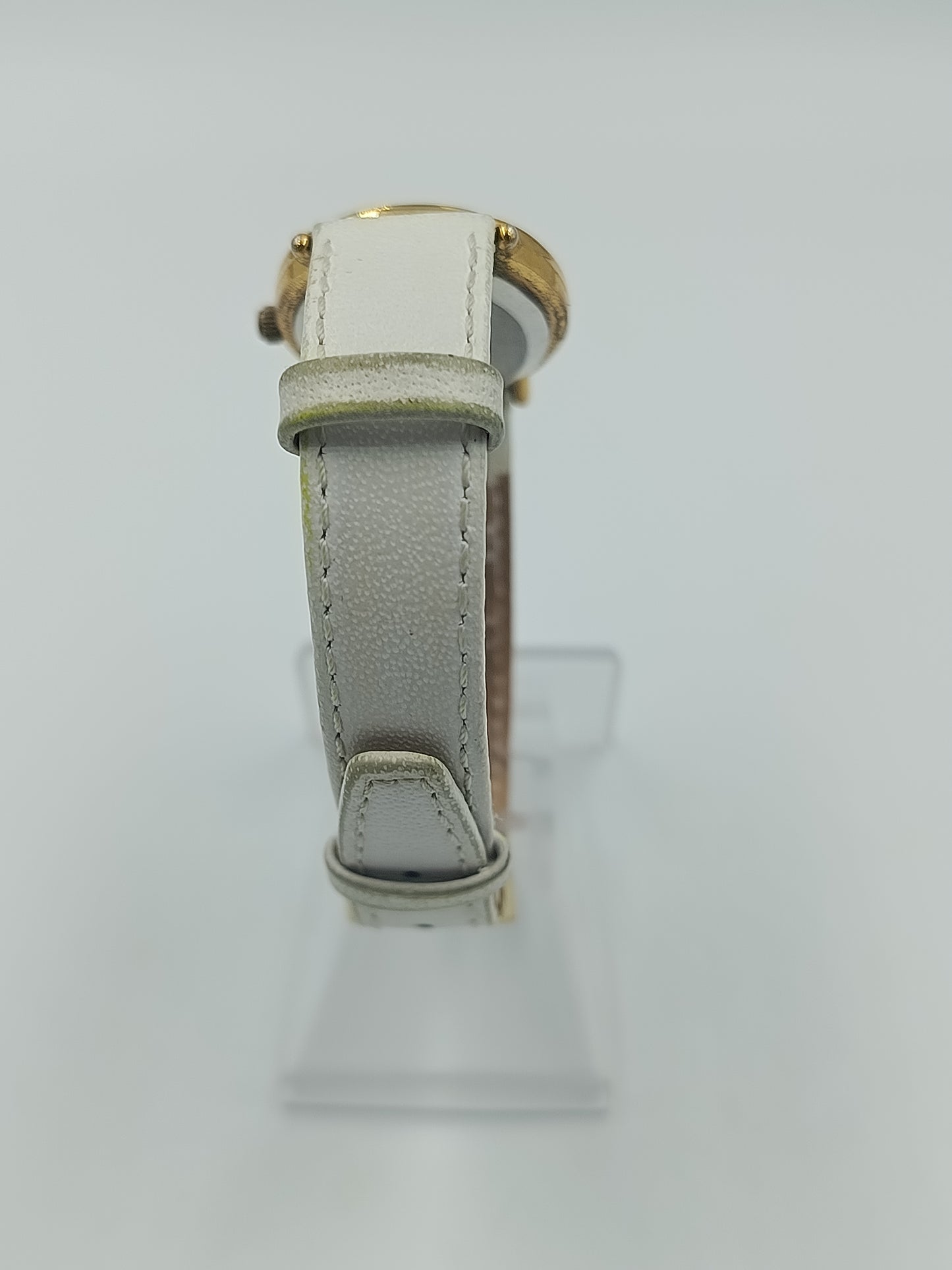 Elegante ovale Damenarmbanduhr in Goldoptik mit weißem Lederarmband