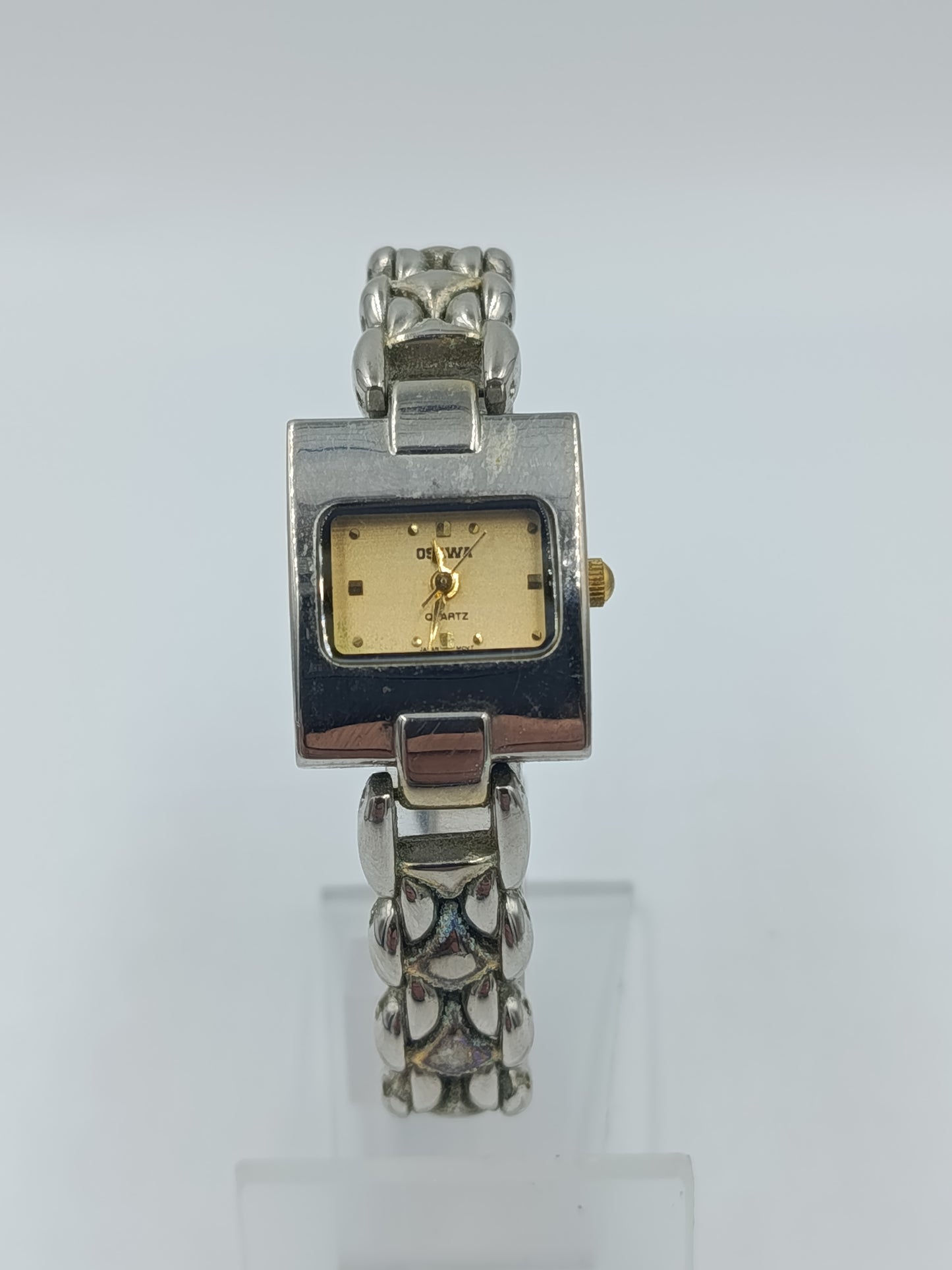 Elegante Damenarmbanduhr mit Gliederarmband und goldfarbenem Zifferblatt