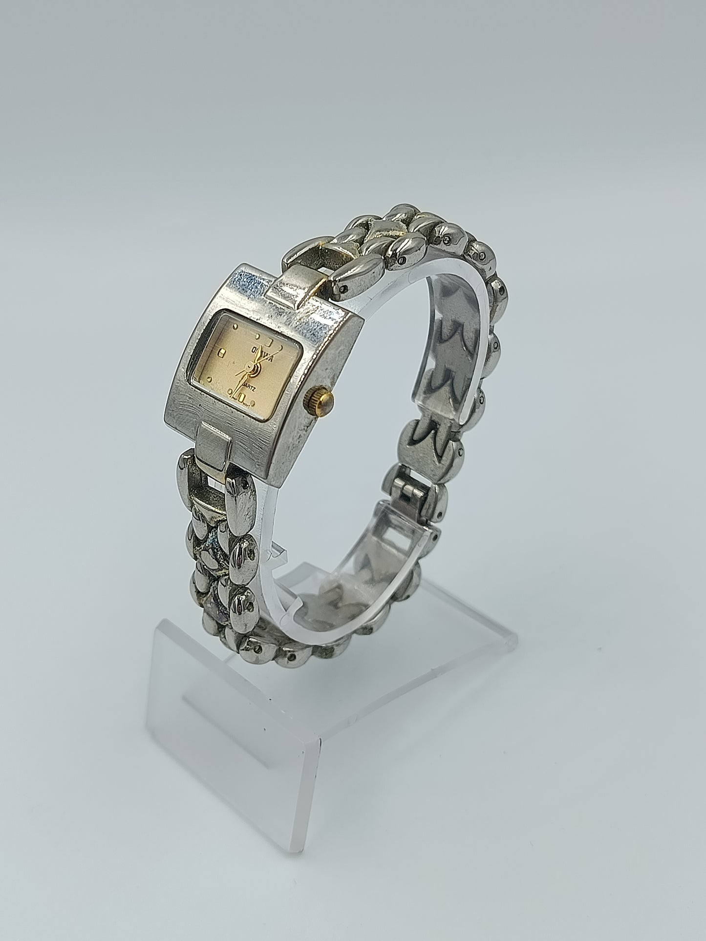 Elegante Damenarmbanduhr mit Gliederarmband und goldfarbenem Zifferblatt