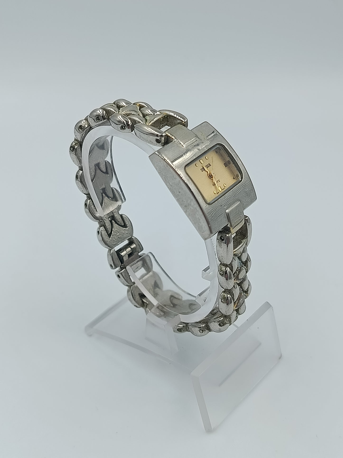 Elegante Damenarmbanduhr mit Gliederarmband und goldfarbenem Zifferblatt