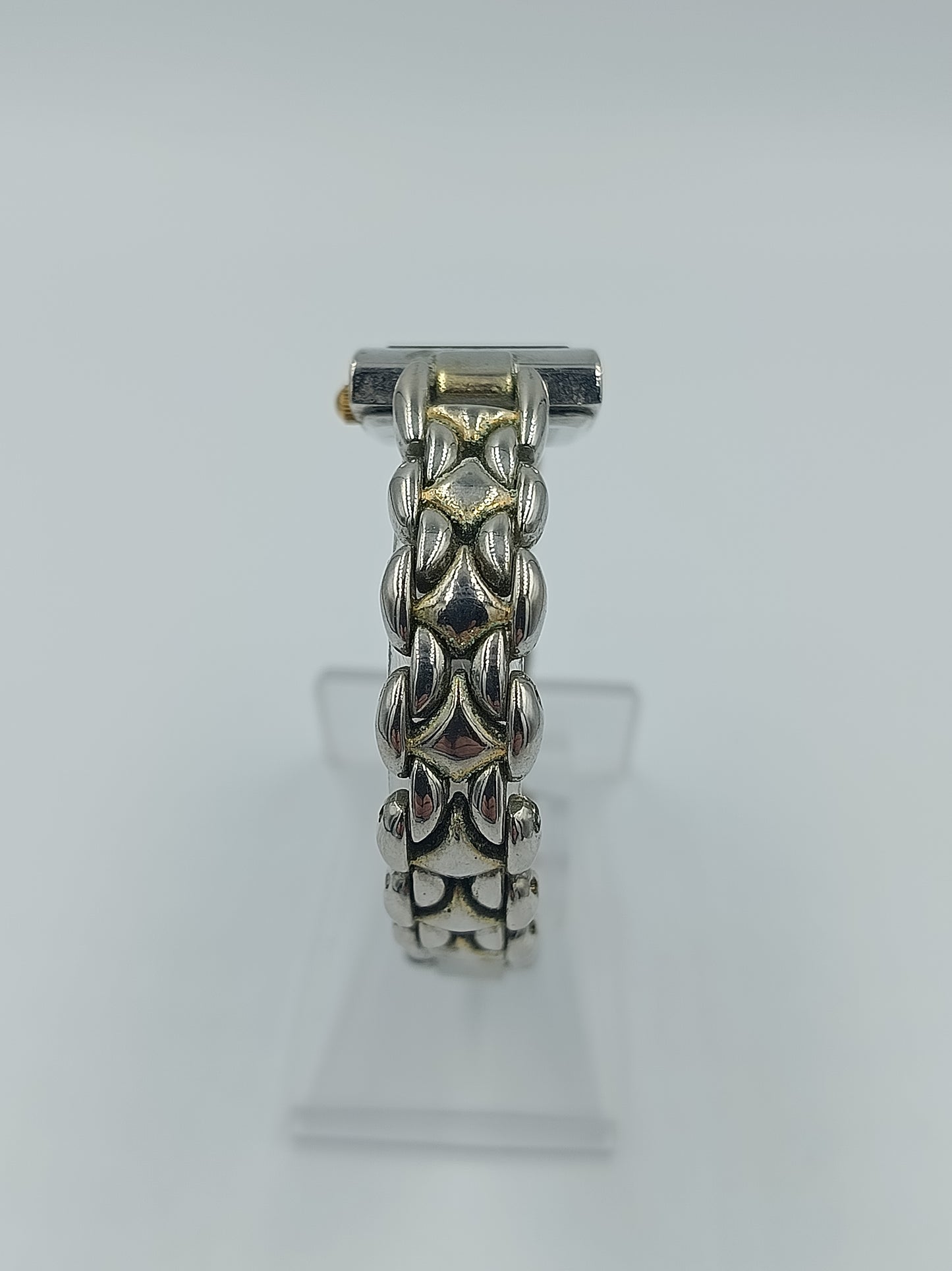 Elegante Damenarmbanduhr mit Gliederarmband und goldfarbenem Zifferblatt