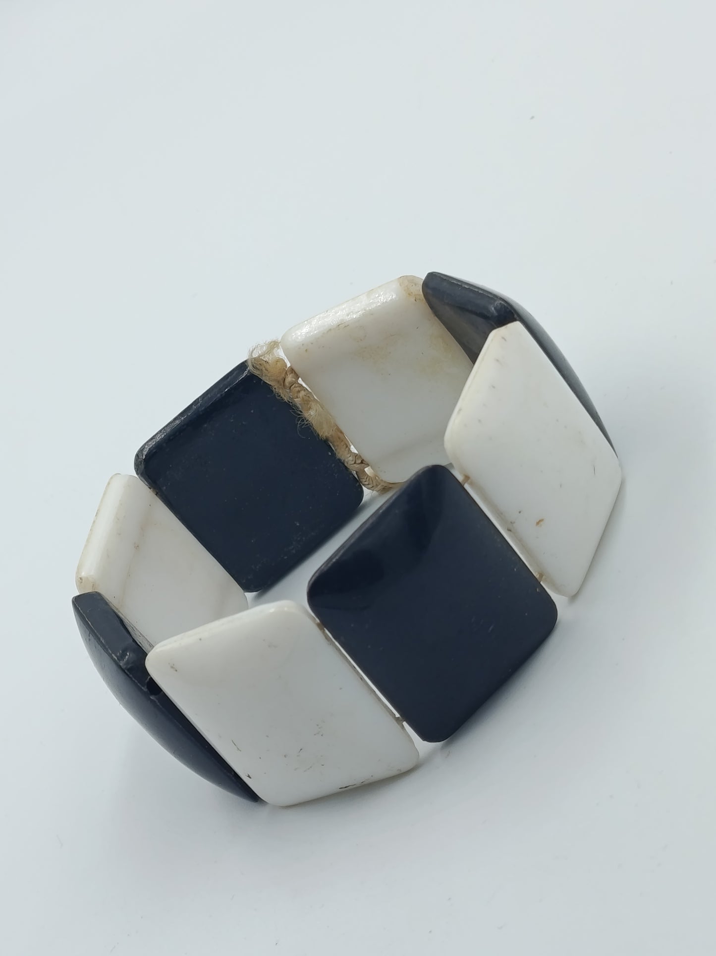 Elastisches Armband in Schwarz Weiß mit geometrischen Elementen
