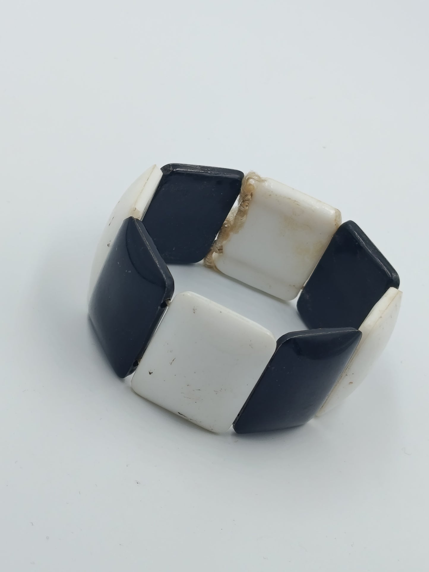 Elastisches Armband in Schwarz Weiß mit geometrischen Elementen