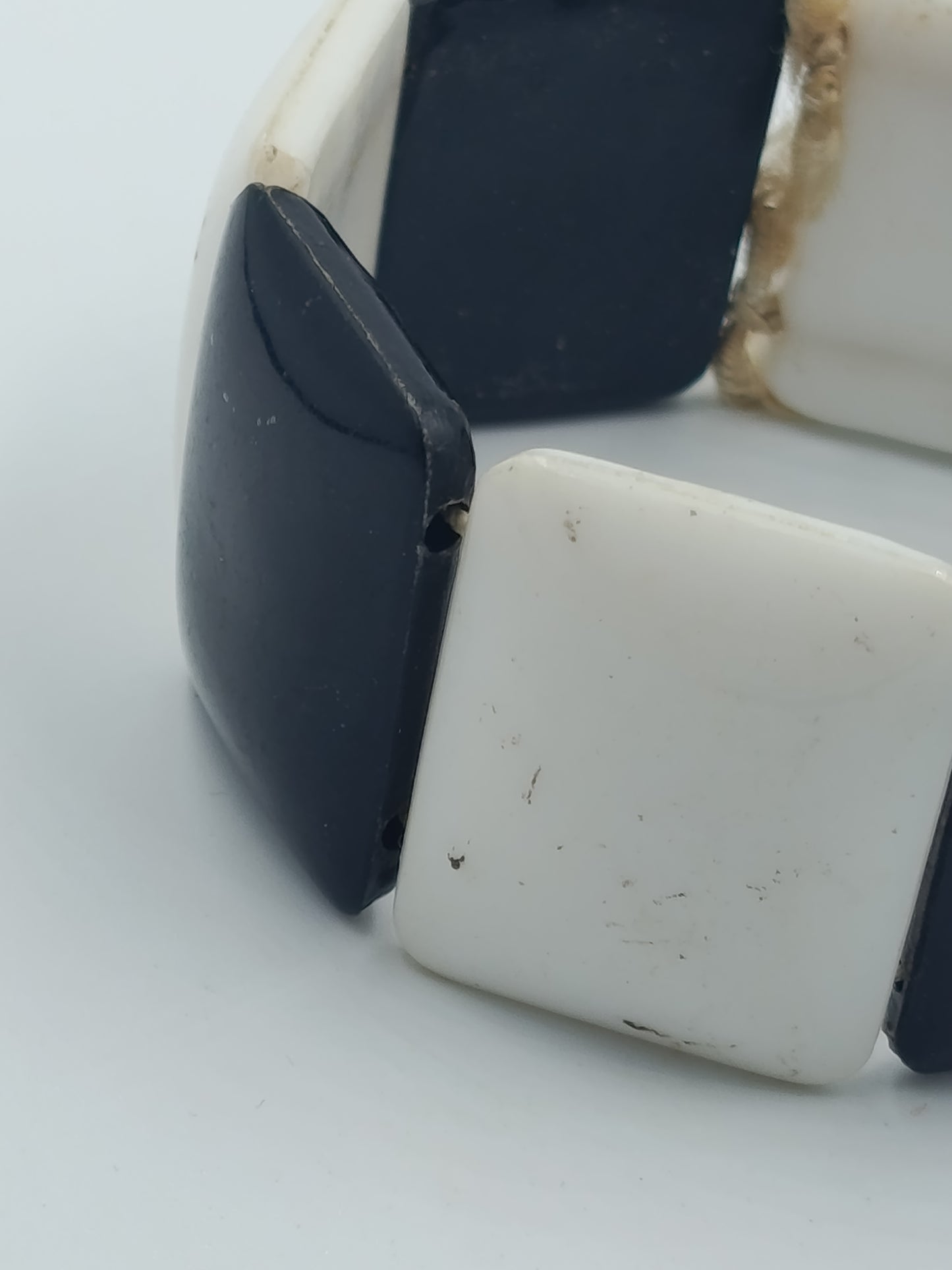 Elastisches Armband in Schwarz Weiß mit geometrischen Elementen