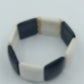 Elastisches Armband in Schwarz Weiß mit geometrischen Elementen