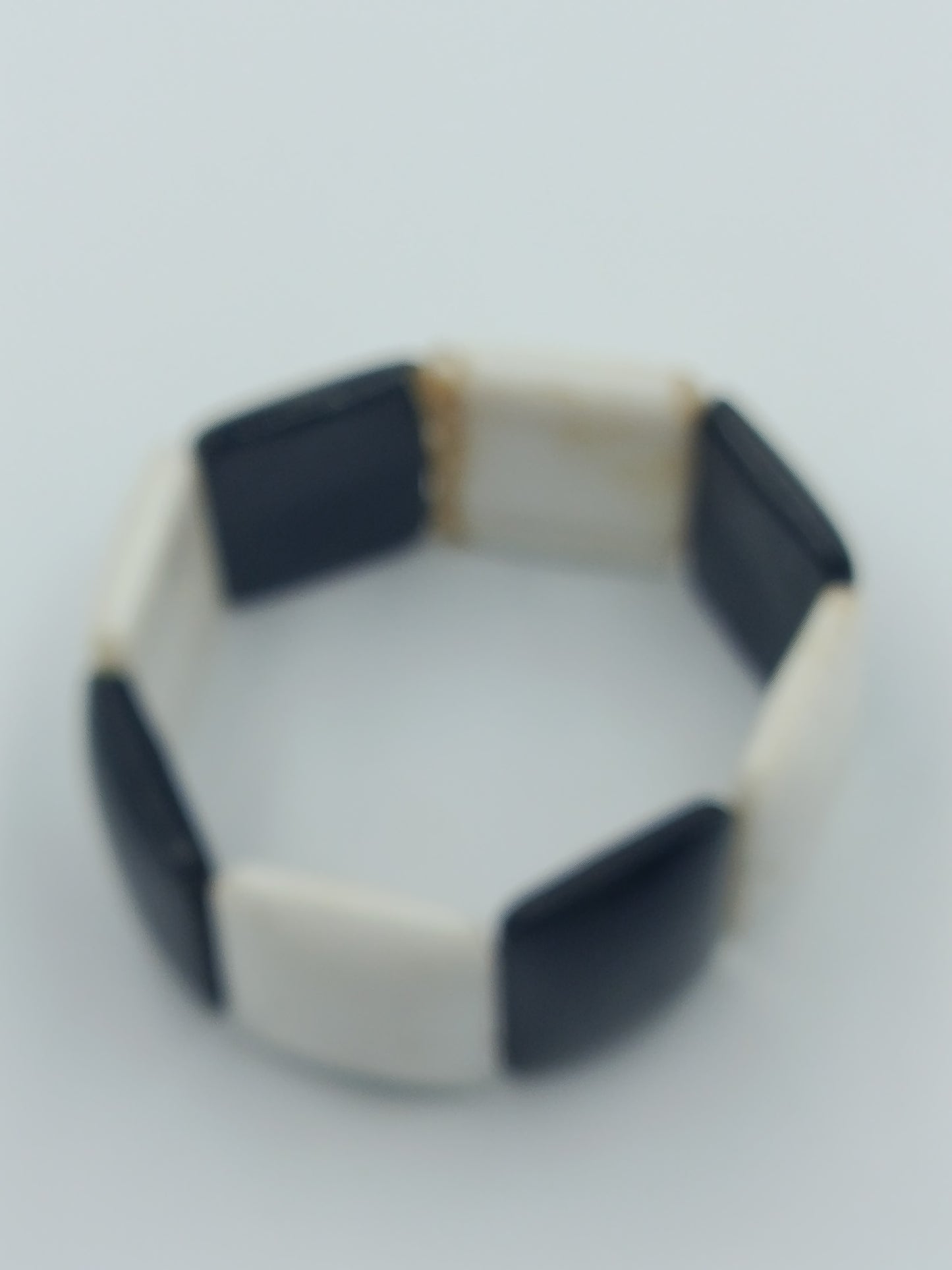 Elastisches Armband in Schwarz Weiß mit geometrischen Elementen