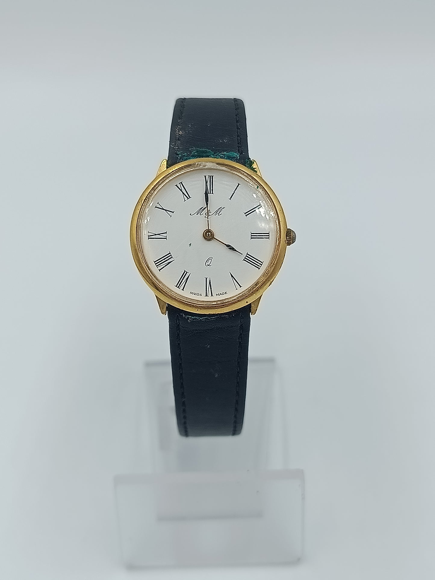Klassische Damenarmbanduhr mit römischen Ziffern und schwarzem Lederarmband