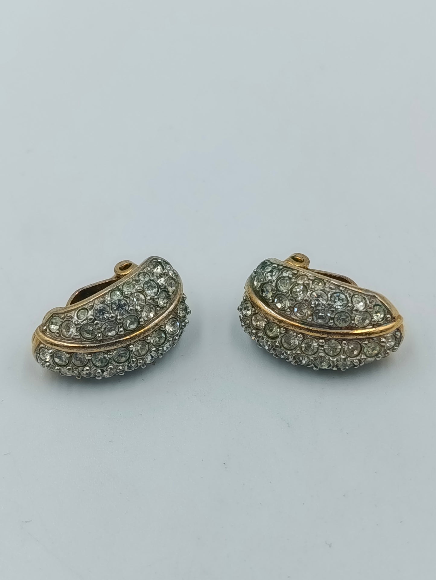Vintage Ohrclips in Goldoptik mit funkelnden Strasssteinen Swarovski