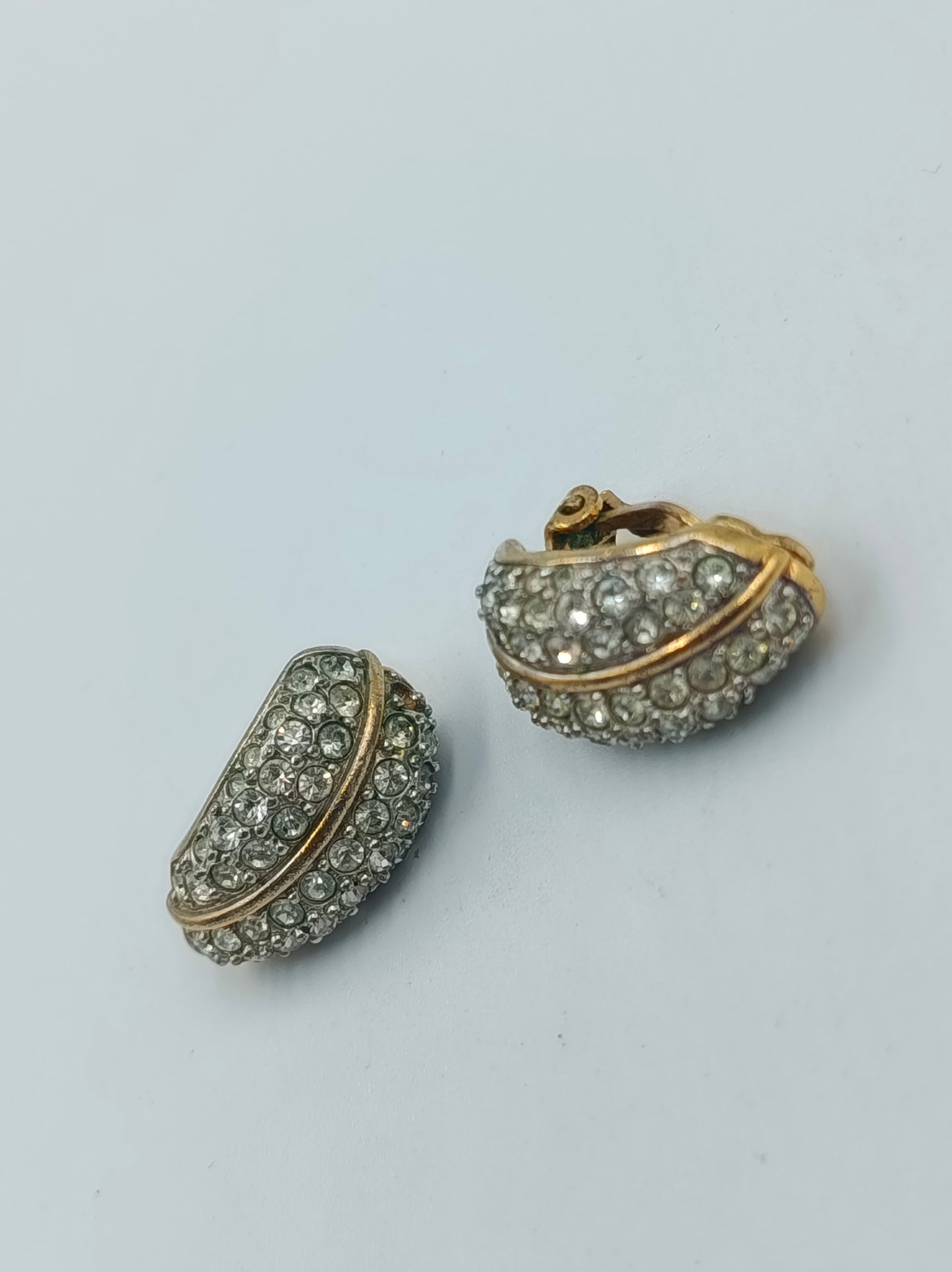 Vintage Ohrclips in Goldoptik mit funkelnden Strasssteinen Swarovski