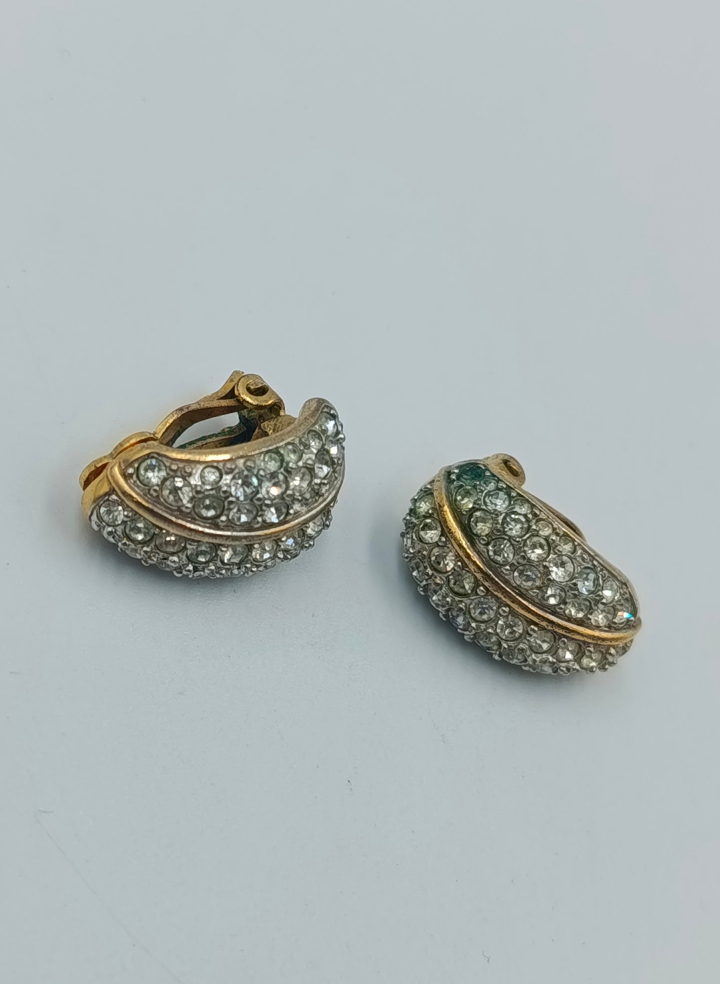 Vintage Ohrclips in Goldoptik mit funkelnden Strasssteinen Swarovski