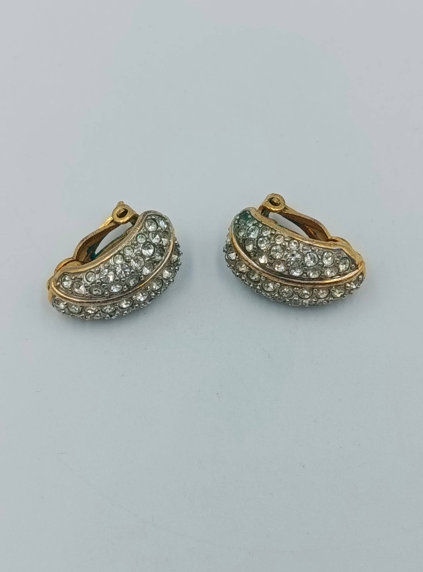 Vintage Ohrclips in Goldoptik mit funkelnden Strasssteinen Swarovski
