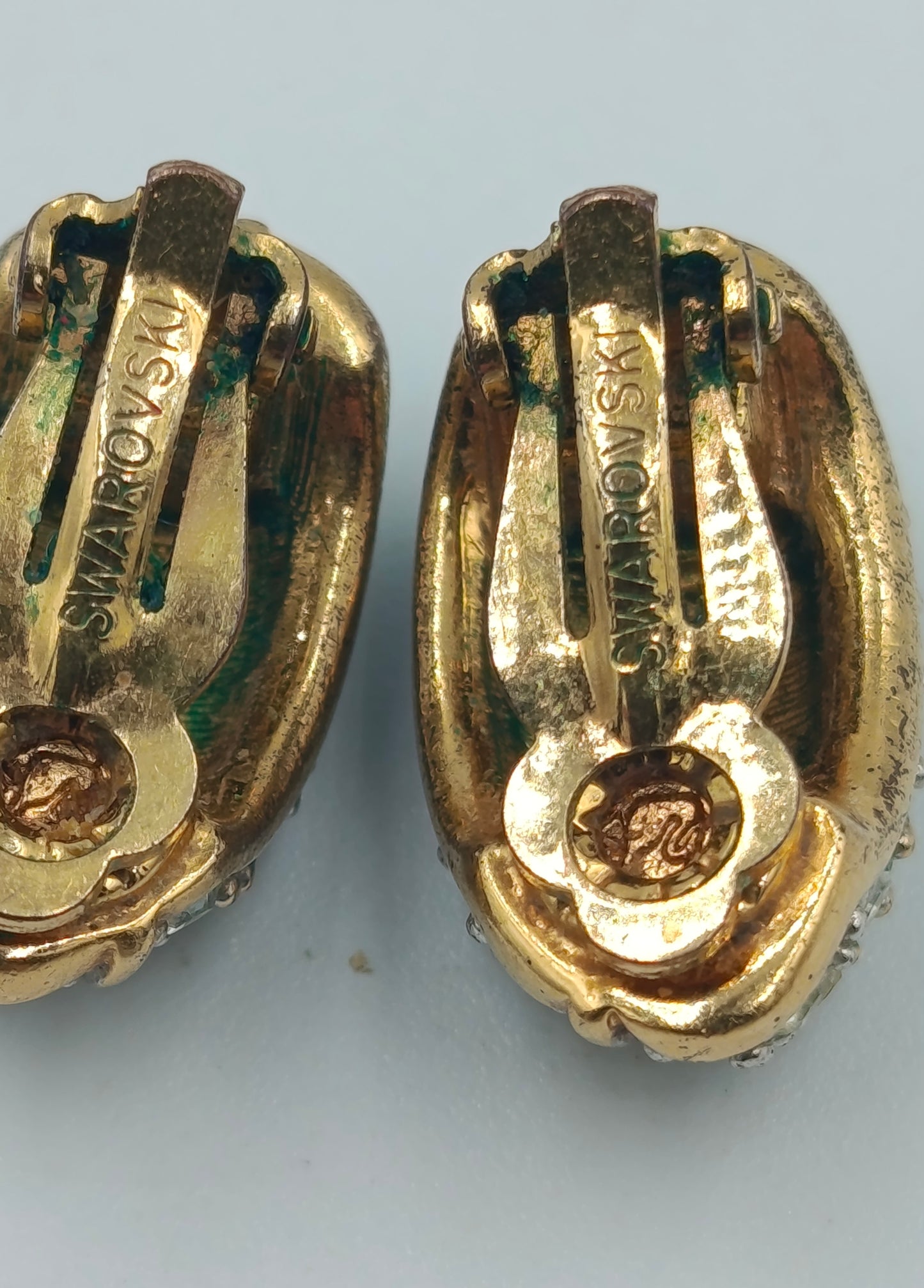 Vintage Ohrclips in Goldoptik mit funkelnden Strasssteinen Swarovski
