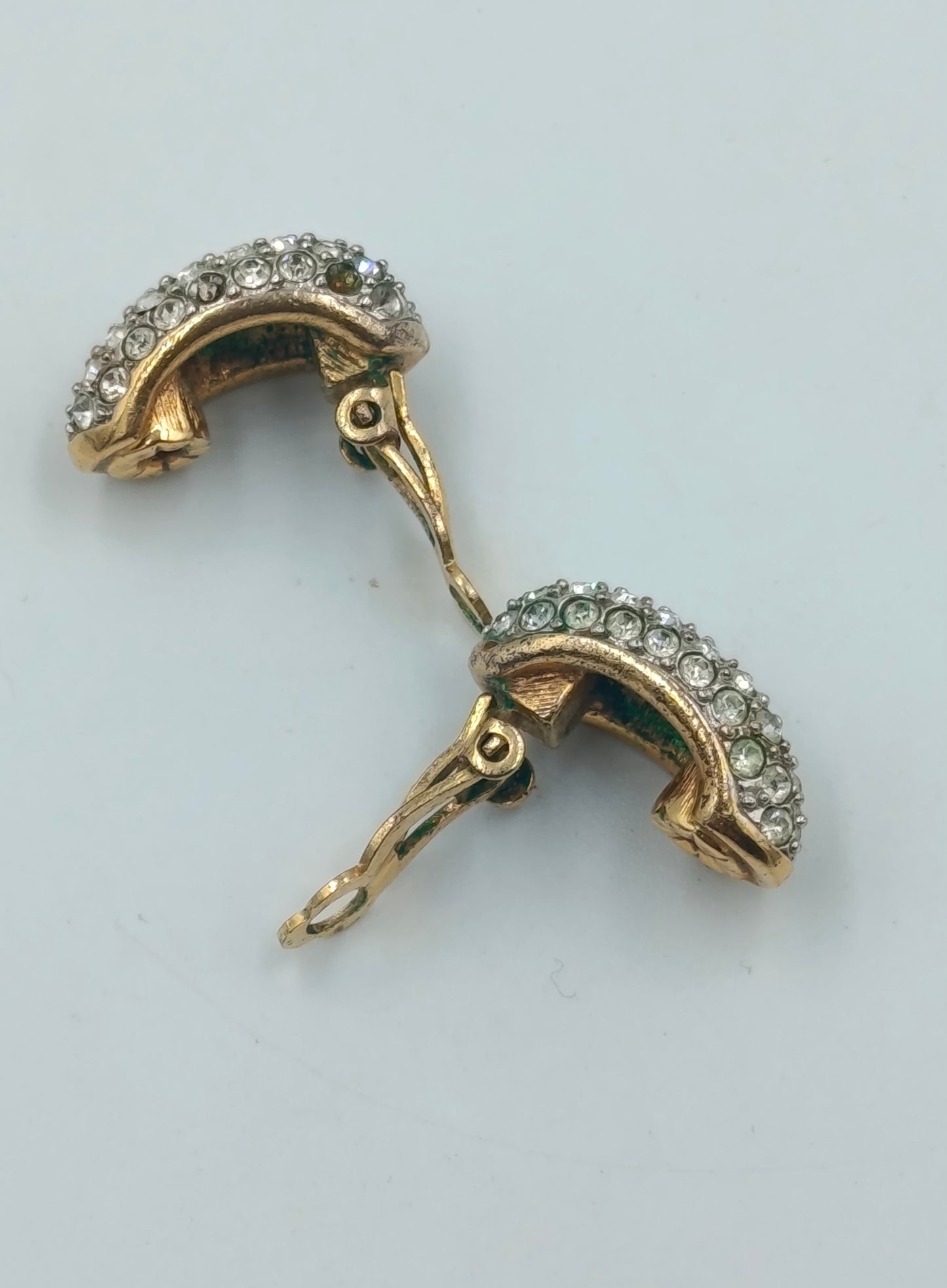 Vintage Ohrclips in Goldoptik mit funkelnden Strasssteinen Swarovski