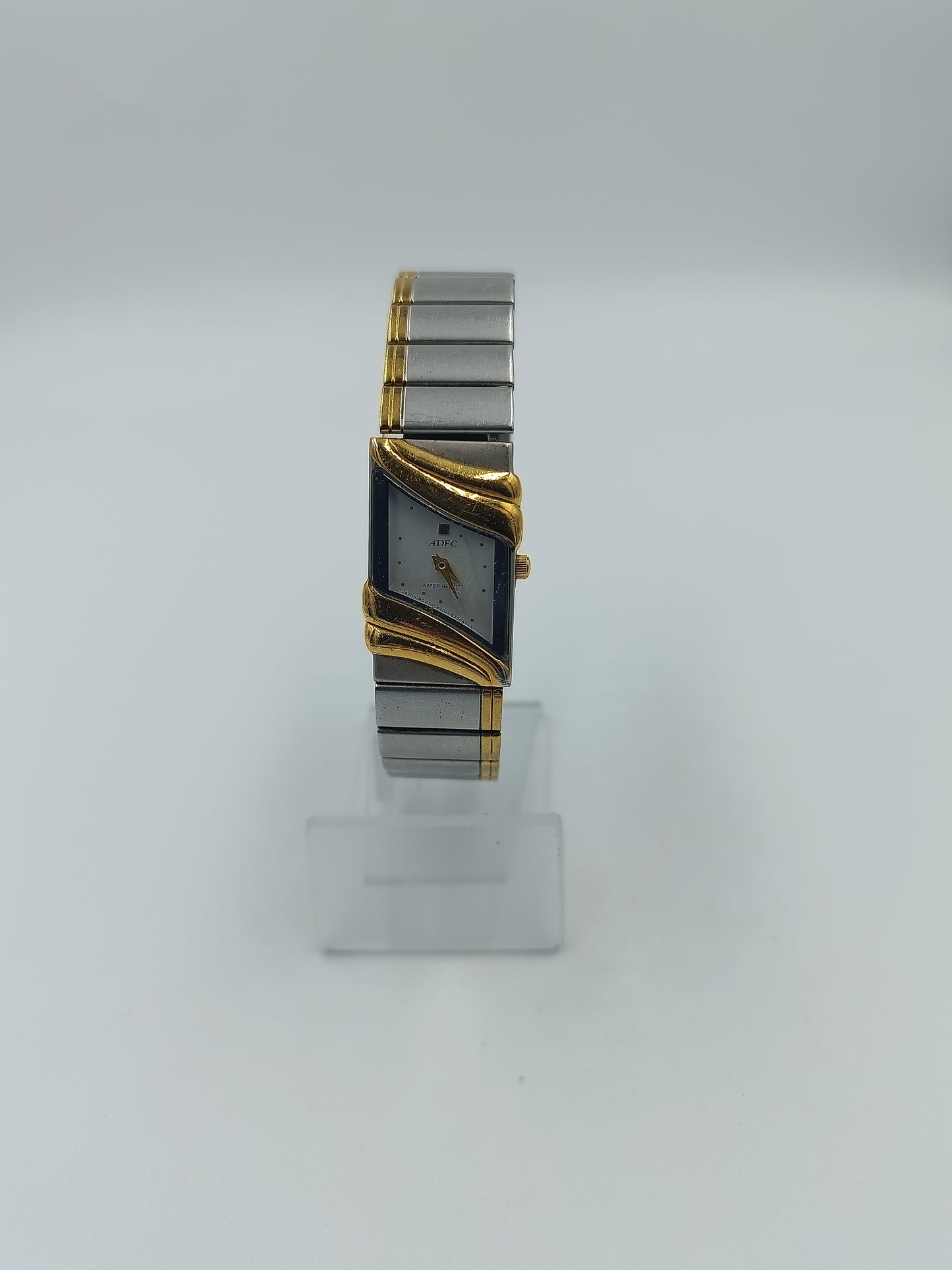 Elegante Bicolor Damenuhr mit geschwungenem Gehäuse in Gold und Silberoptik