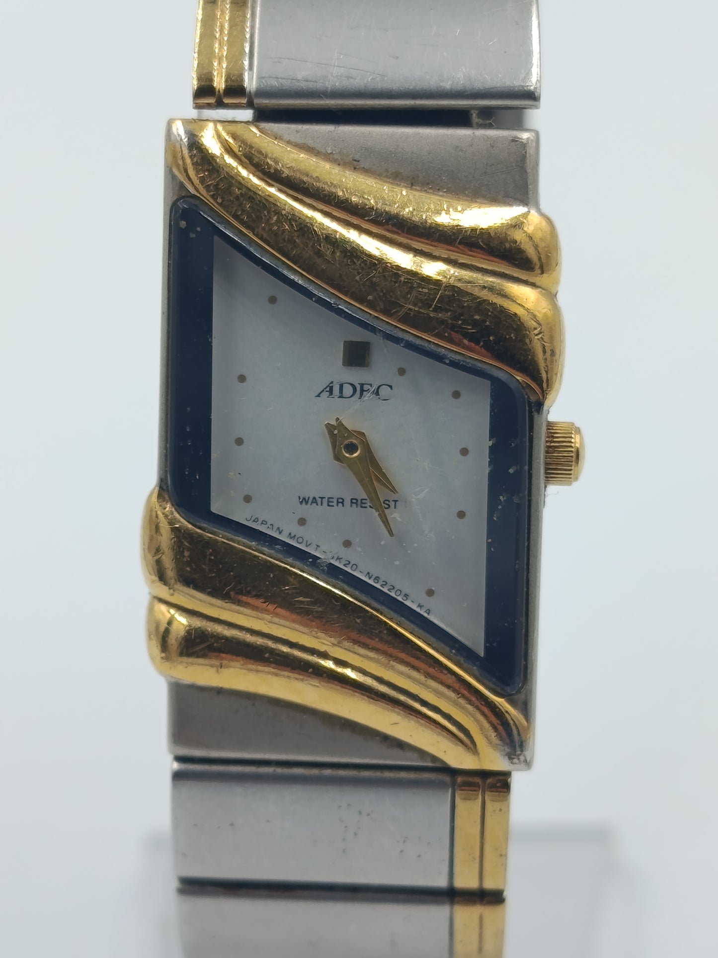 Elegante Bicolor Damenuhr mit geschwungenem Gehäuse in Gold und Silberoptik