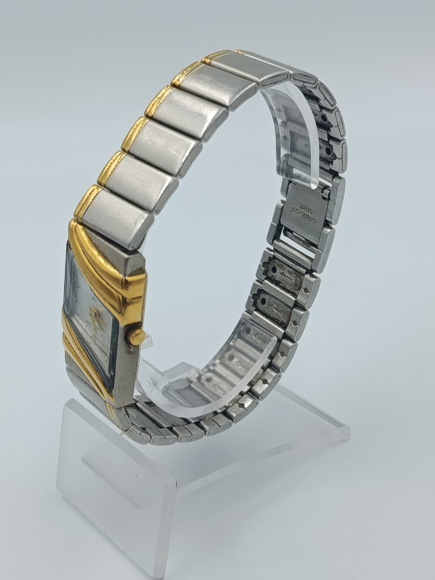 Elegante Bicolor Damenuhr mit geschwungenem Gehäuse in Gold und Silberoptik