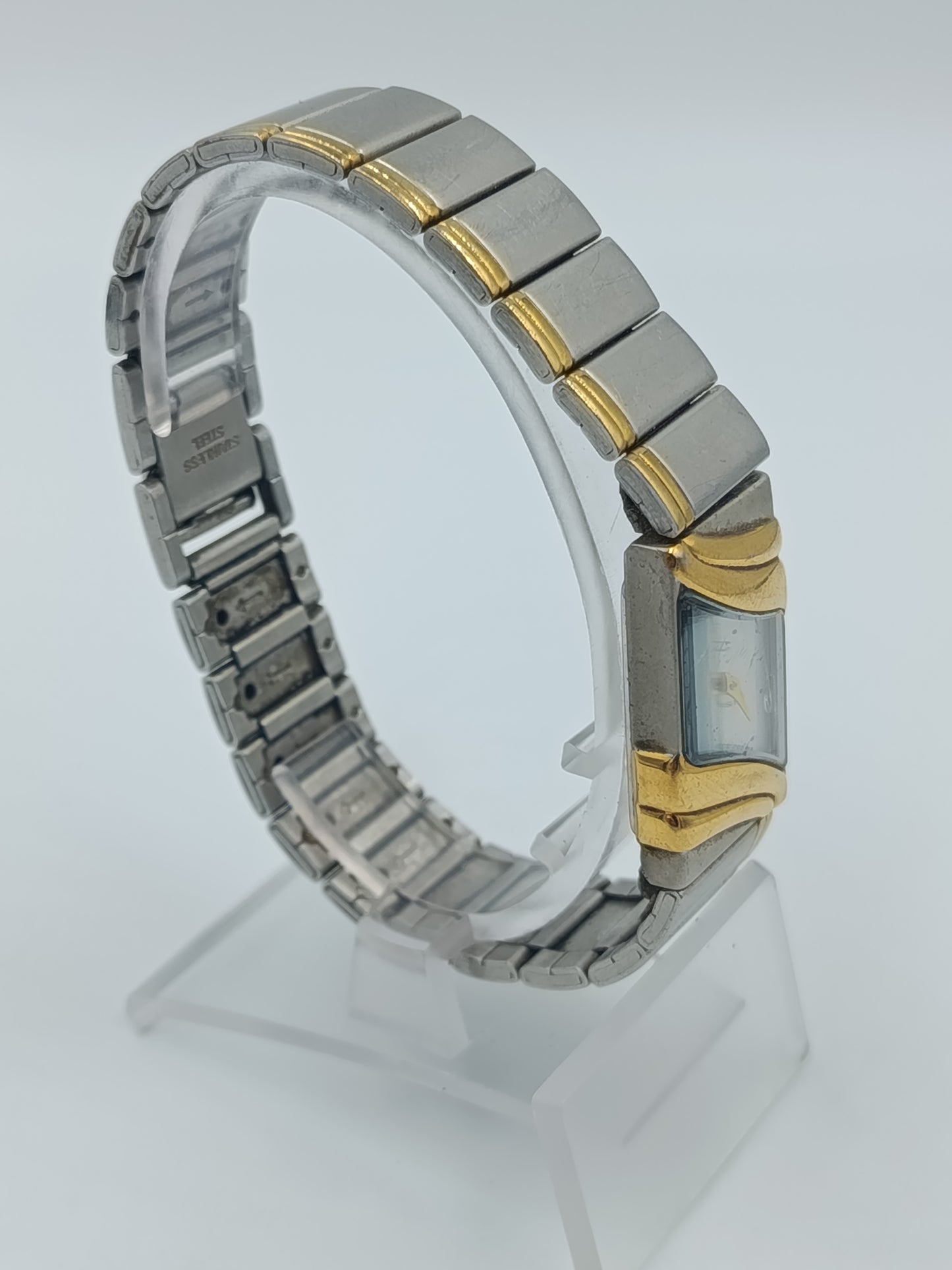 Elegante Bicolor Damenuhr mit geschwungenem Gehäuse in Gold und Silberoptik