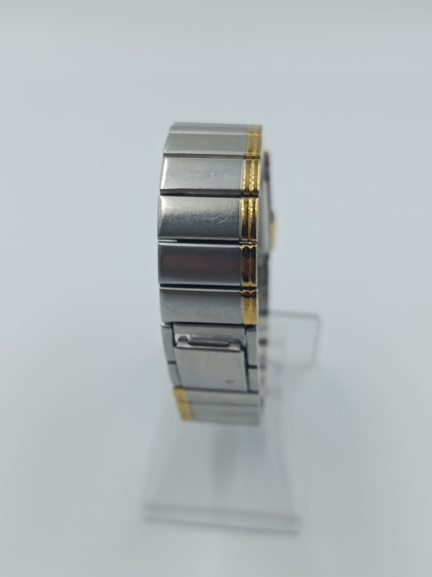 Elegante Bicolor Damenuhr mit geschwungenem Gehäuse in Gold und Silberoptik