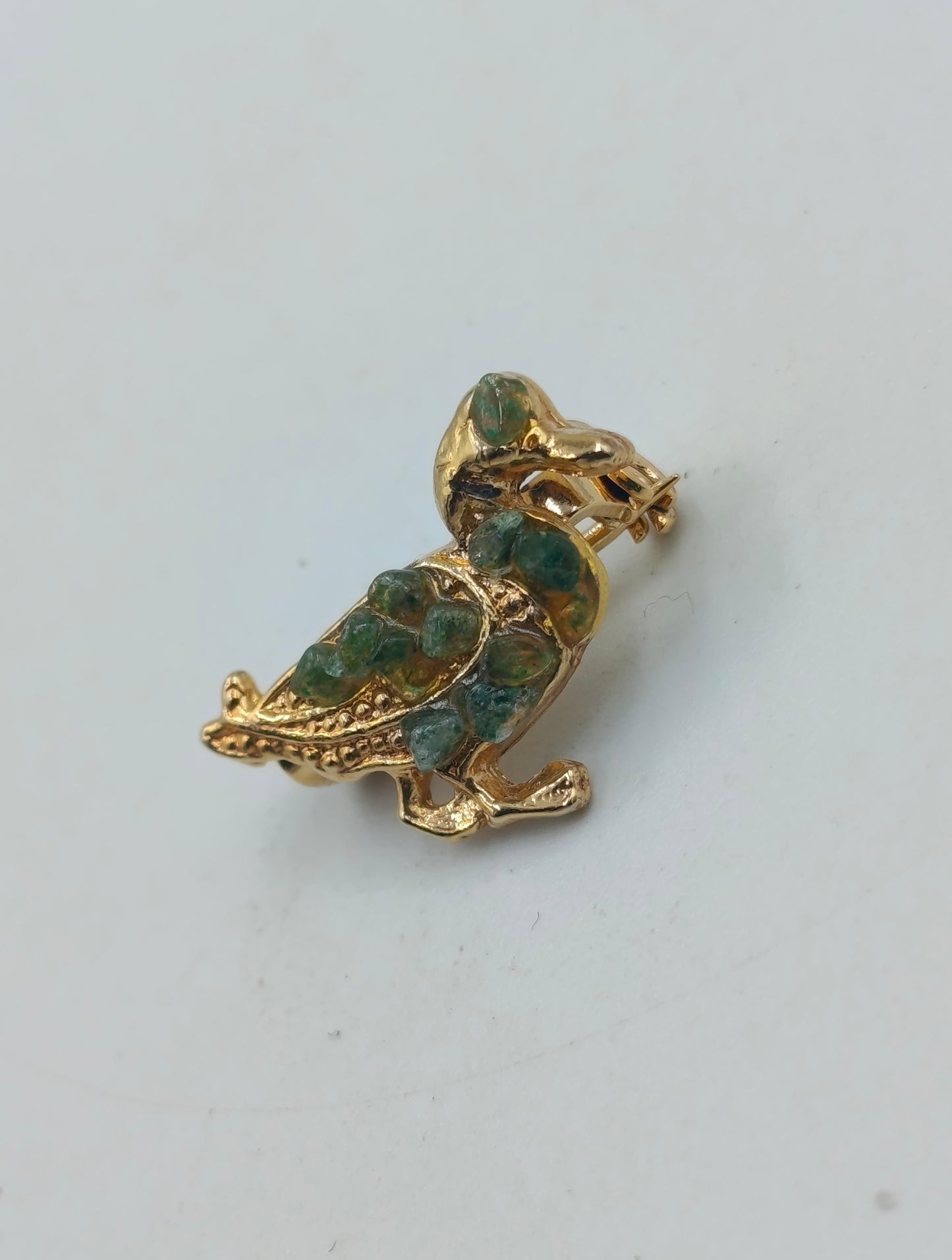 Vintage Brosche Vogel: Vergoldet mit grünen Steinen, Retro-Stil