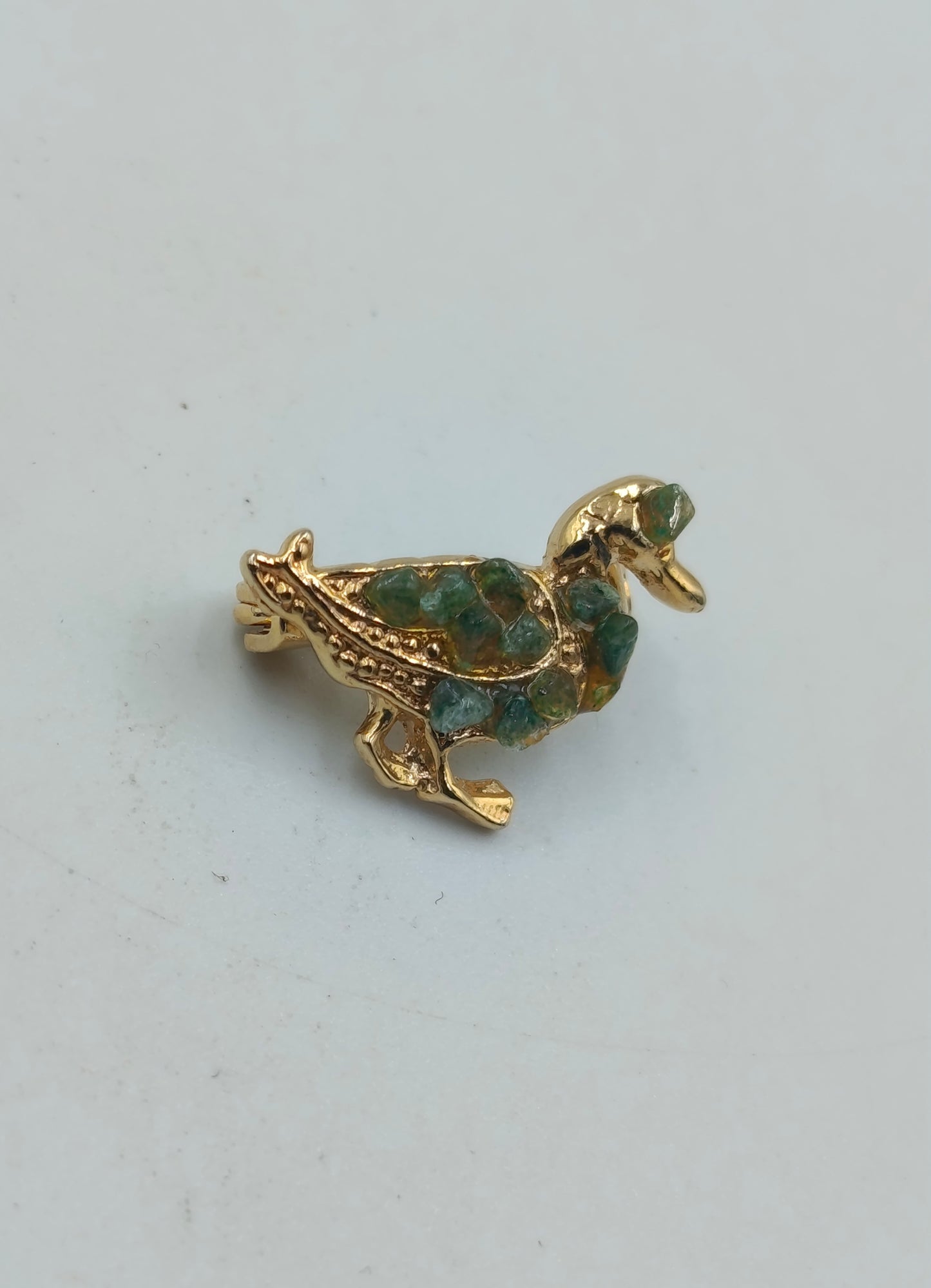 Vintage Brosche Vogel: Vergoldet mit grünen Steinen, Retro-Stil