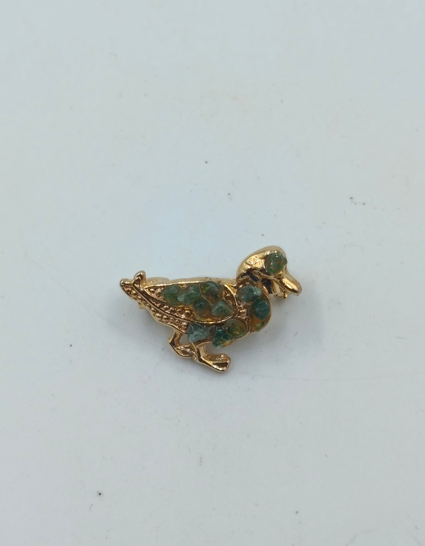 Vintage Brosche Vogel: Vergoldet mit grünen Steinen, Retro-Stil