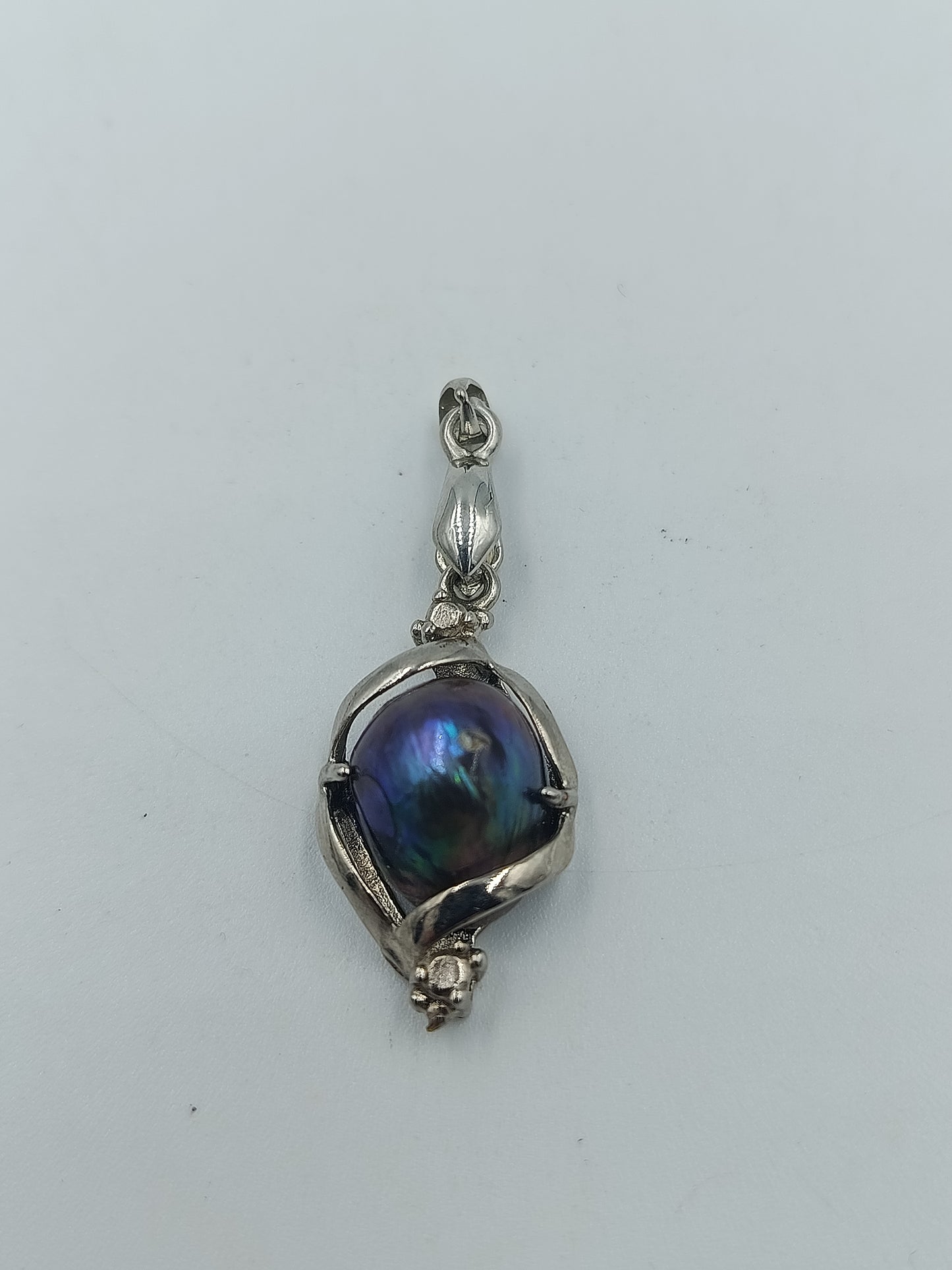 Eleganter Vintage Anhänger aus Silber mit schimmernder dunkler Perle
