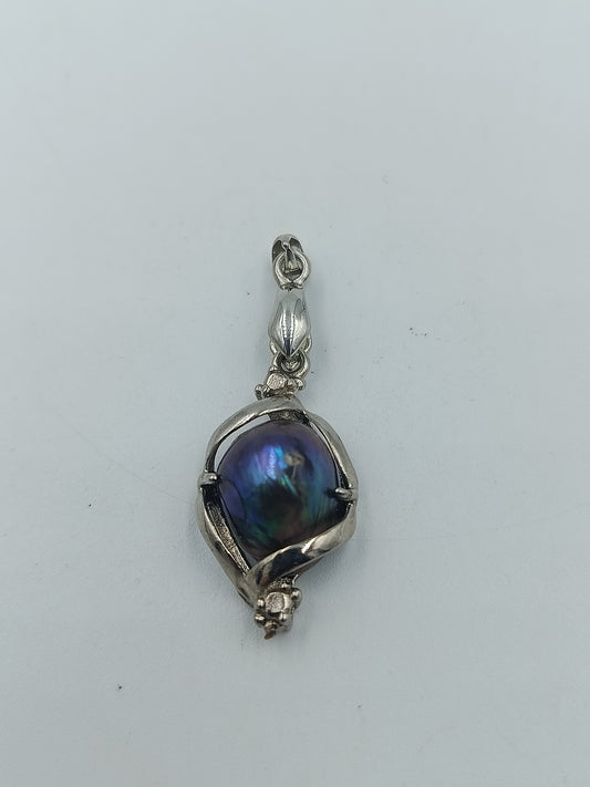 Eleganter Vintage Anhänger aus Silber mit schimmernder dunkler Perle