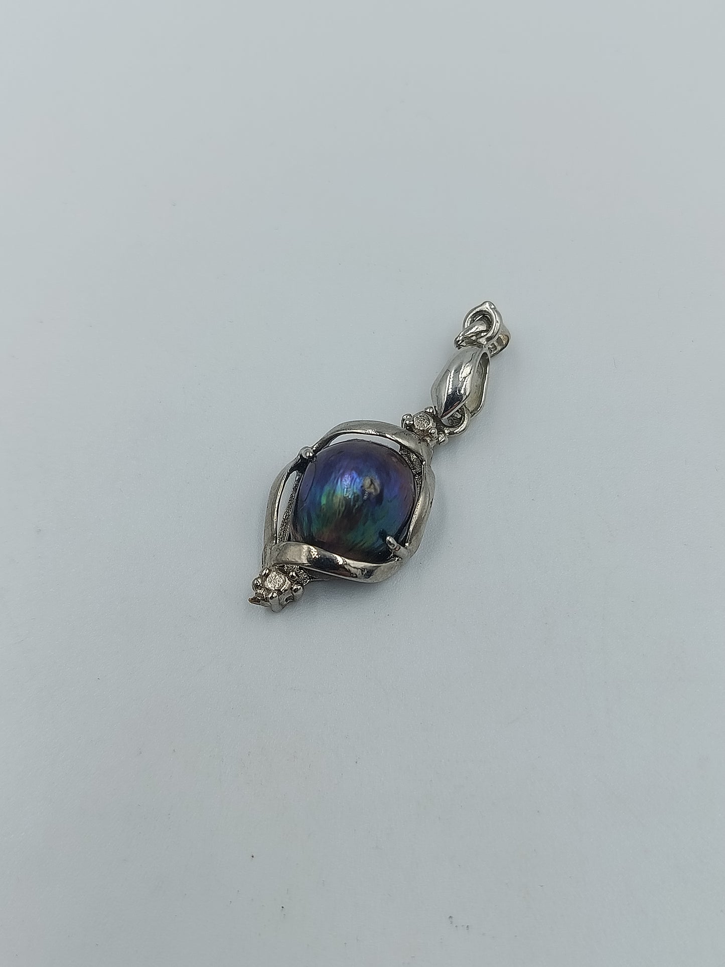 Eleganter Vintage Anhänger aus Silber mit schimmernder dunkler Perle