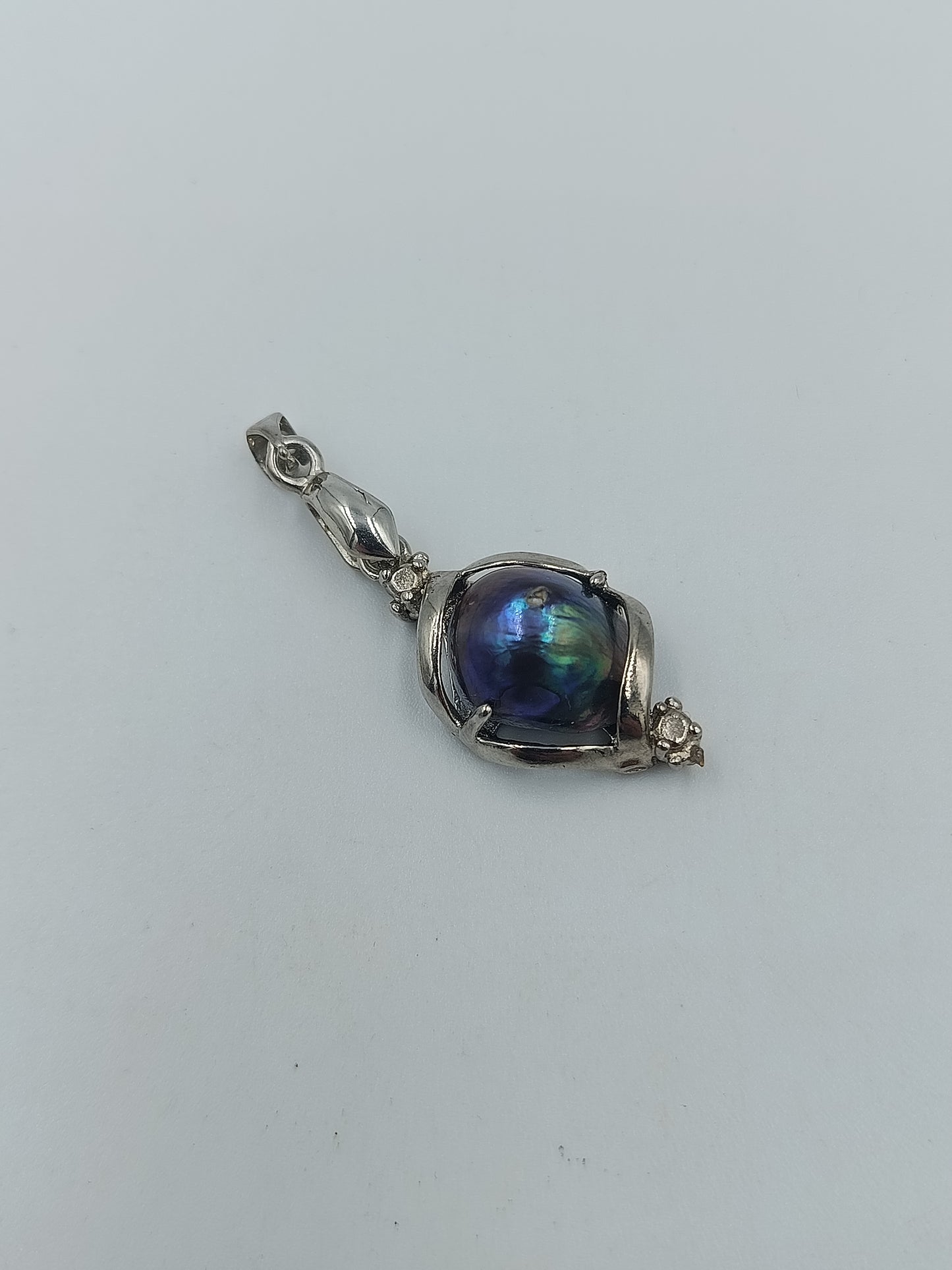 Eleganter Vintage Anhänger aus Silber mit schimmernder dunkler Perle