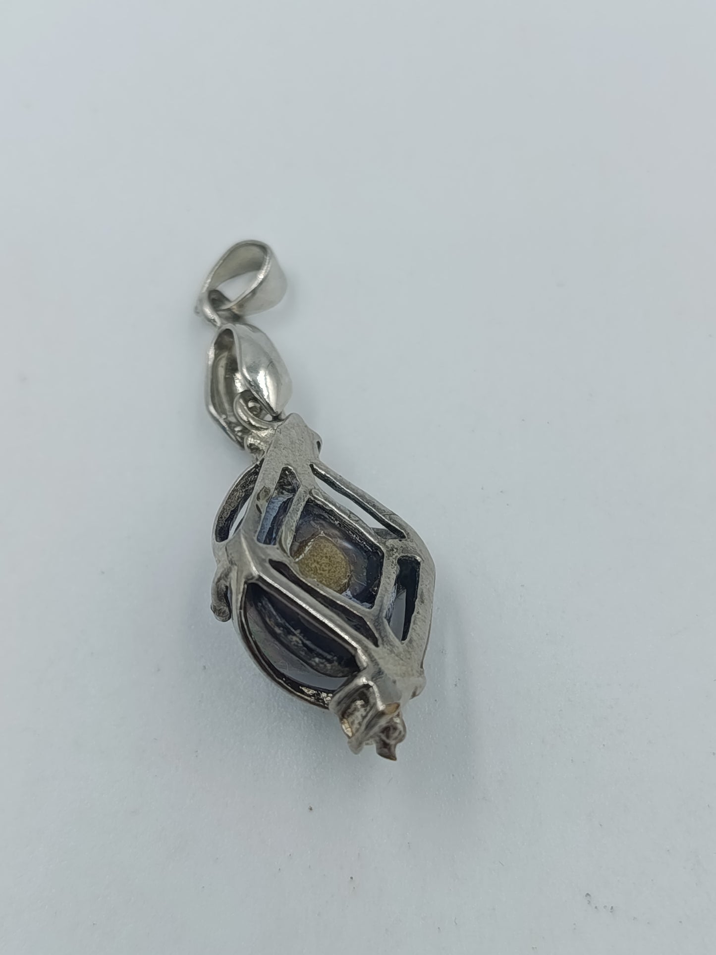 Eleganter Vintage Anhänger aus Silber mit schimmernder dunkler Perle