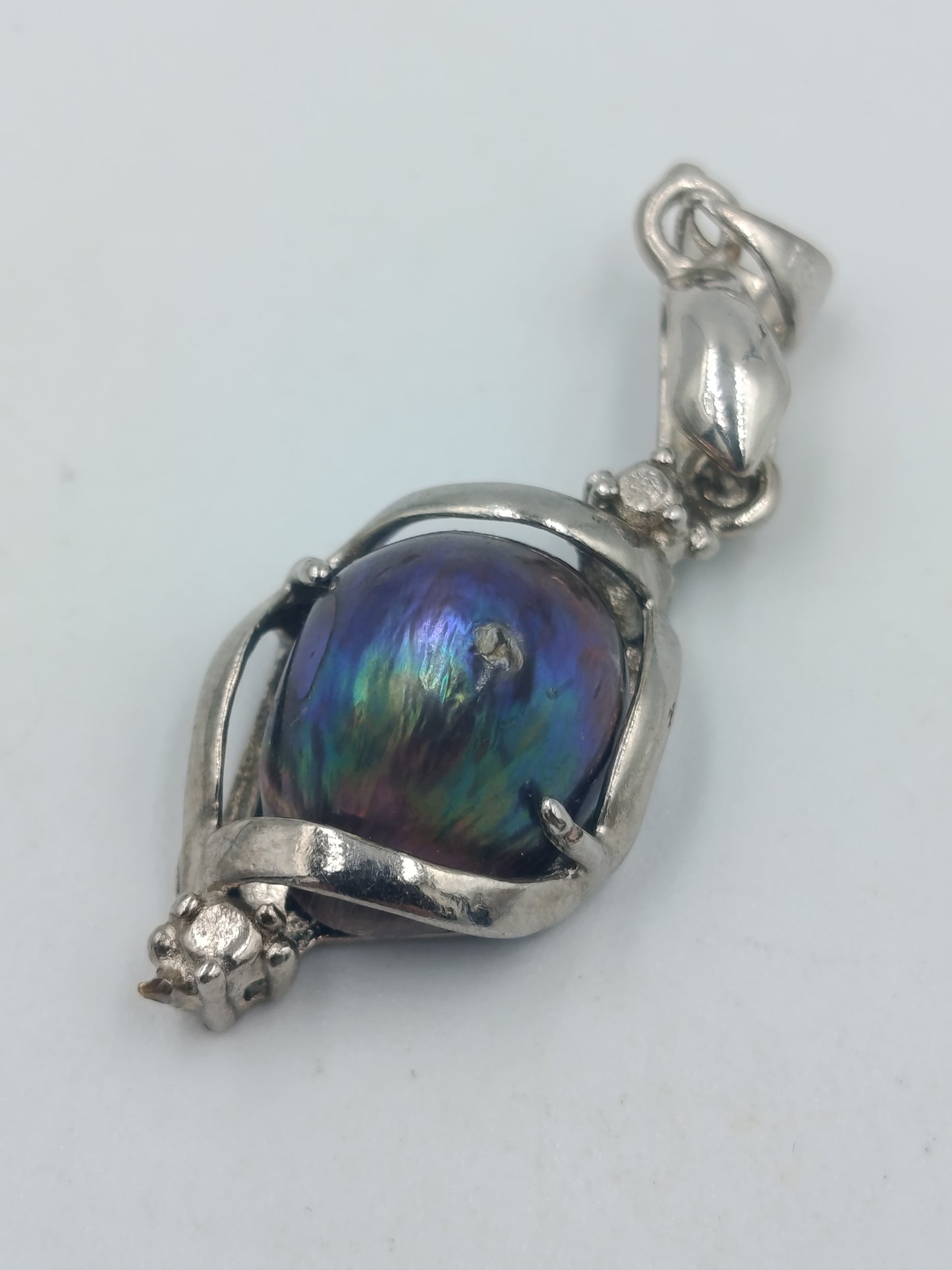 Eleganter Vintage Anhänger aus Silber mit schimmernder dunkler Perle