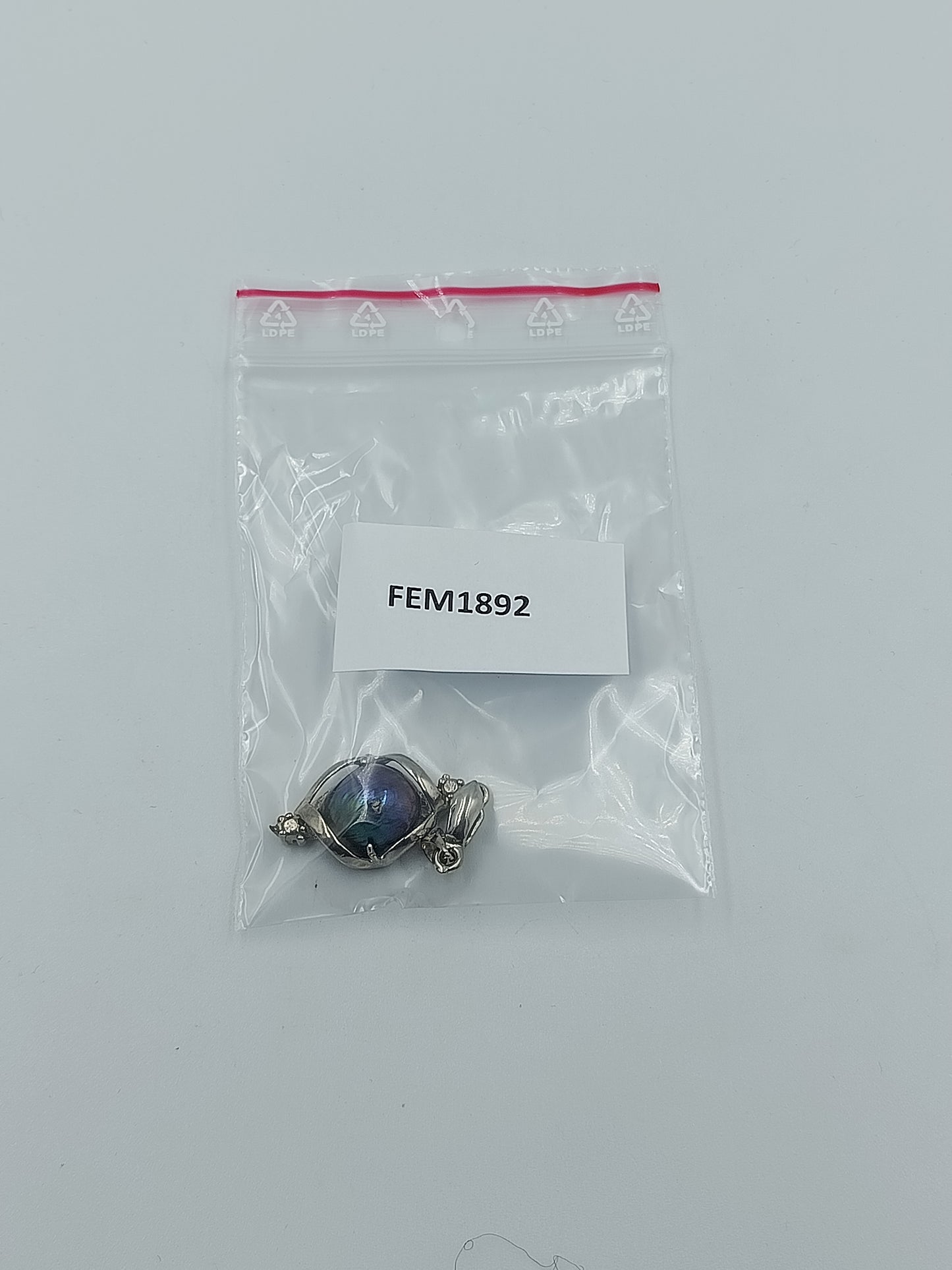 Eleganter Vintage Anhänger aus Silber mit schimmernder dunkler Perle