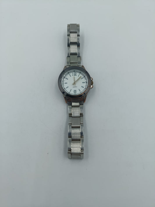 Elegante Damenarmbanduhr mit Metallarmband und weißem Zifferblatt