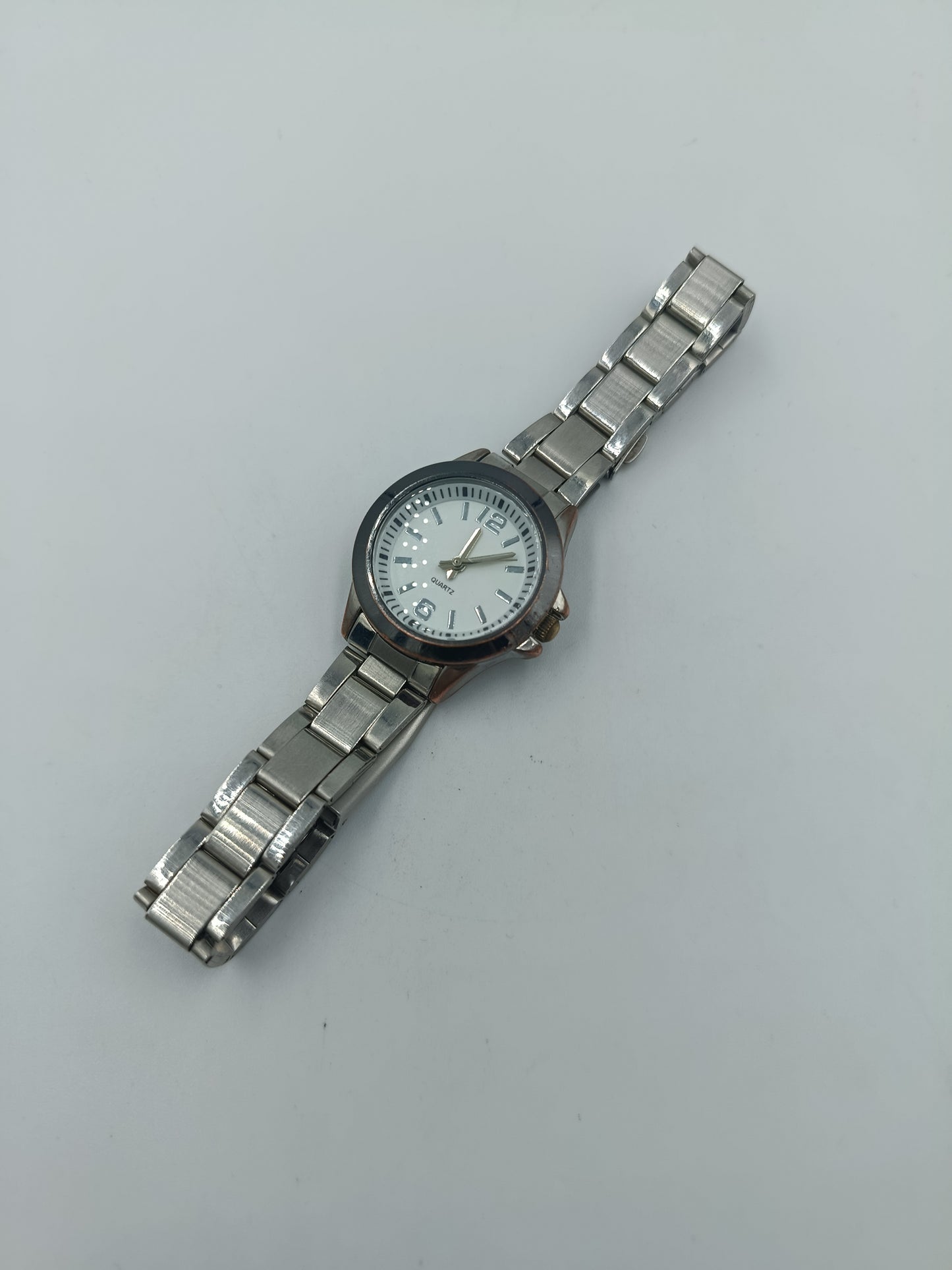 Elegante Damenarmbanduhr mit Metallarmband und weißem Zifferblatt
