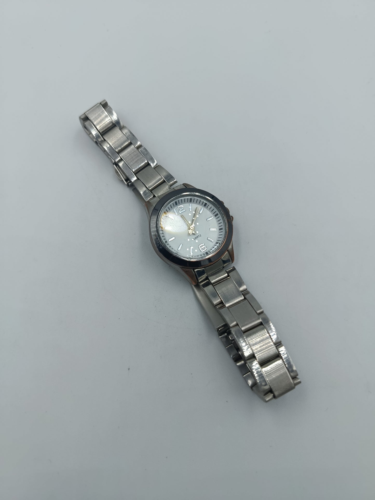 Elegante Damenarmbanduhr mit Metallarmband und weißem Zifferblatt