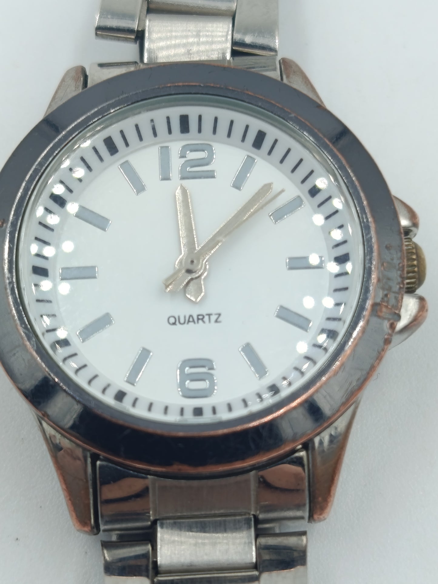 Elegante Damenarmbanduhr mit Metallarmband und weißem Zifferblatt