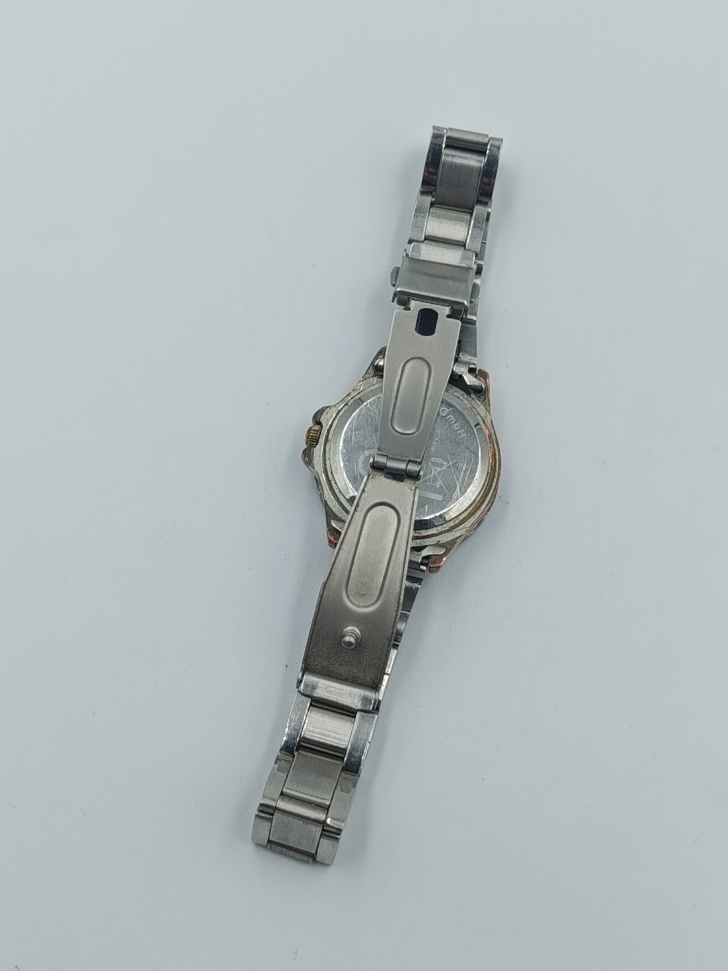 Elegante Damenarmbanduhr mit Metallarmband und weißem Zifferblatt