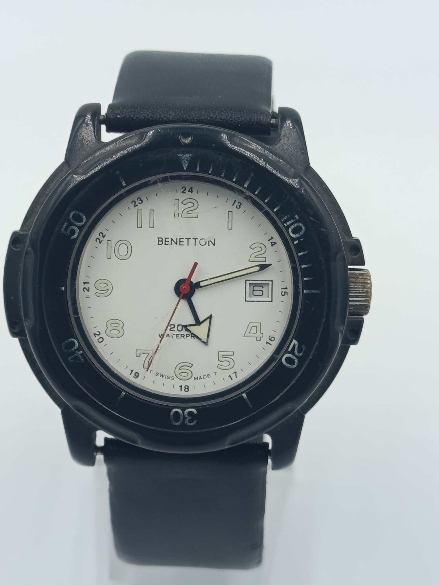 Sportliche Armbanduhr Benetton mit schwarzem Gehäuse und Datumsanzeige