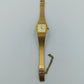 Adec Damen Quarz Armbanduhr in Goldoptik mit flexiblem Metallarmband