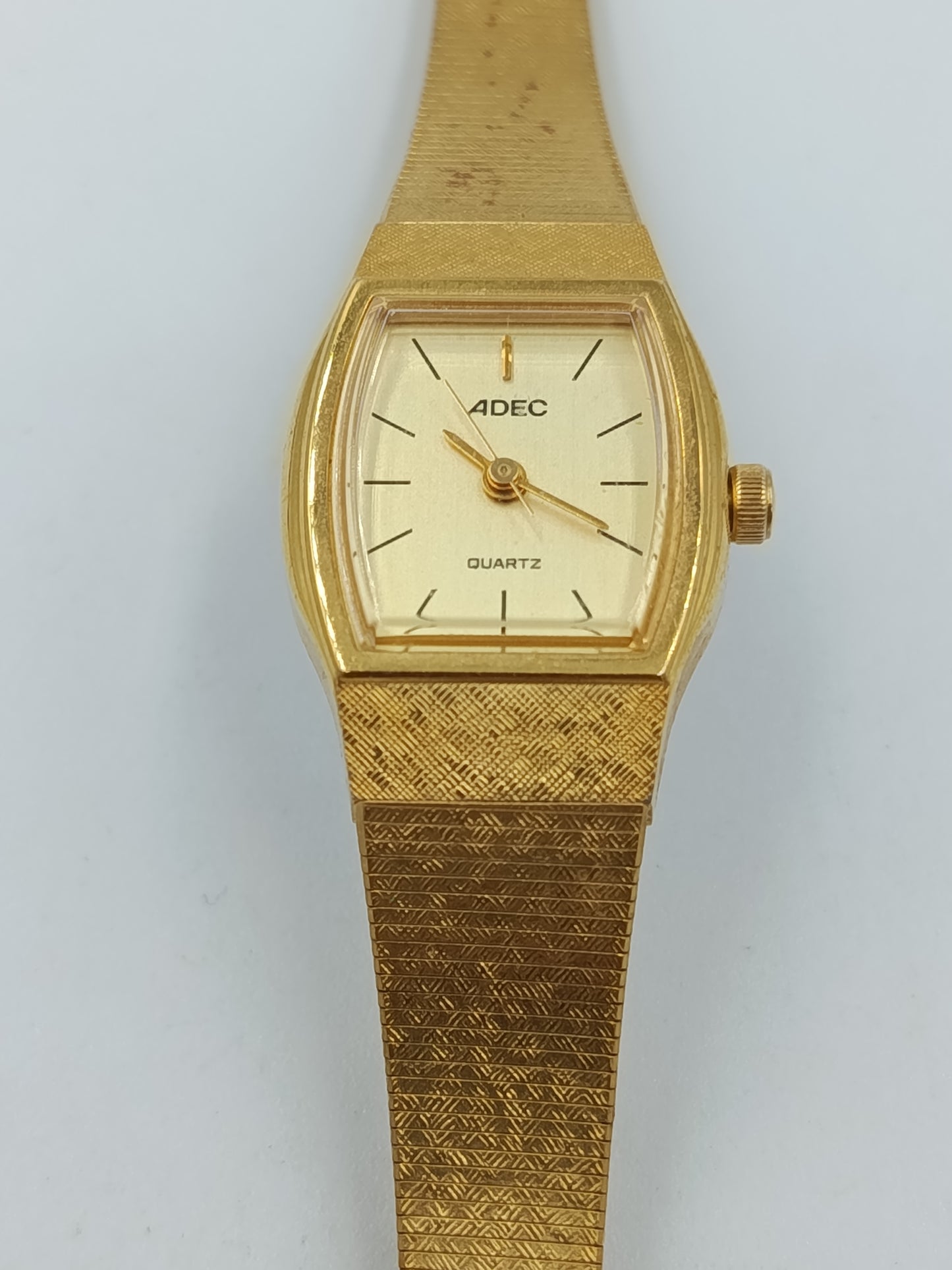 Adec Damen Quarz Armbanduhr in Goldoptik mit flexiblem Metallarmband