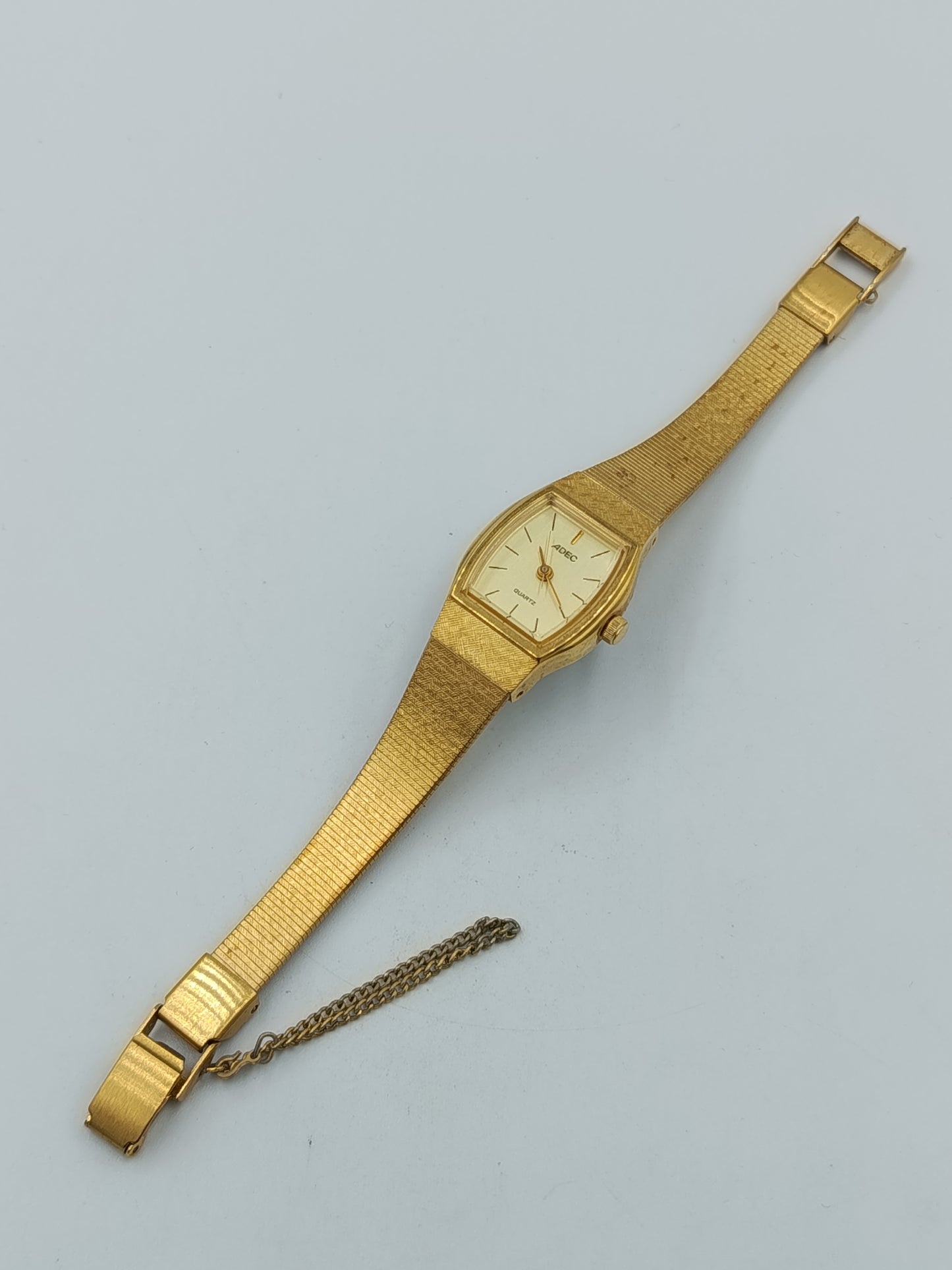 Adec Damen Quarz Armbanduhr in Goldoptik mit flexiblem Metallarmband