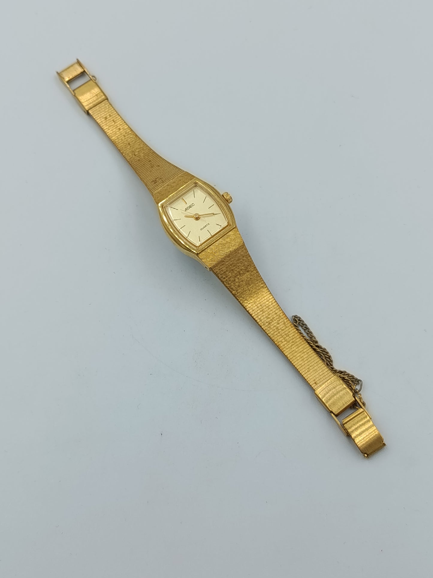 Adec Damen Quarz Armbanduhr in Goldoptik mit flexiblem Metallarmband