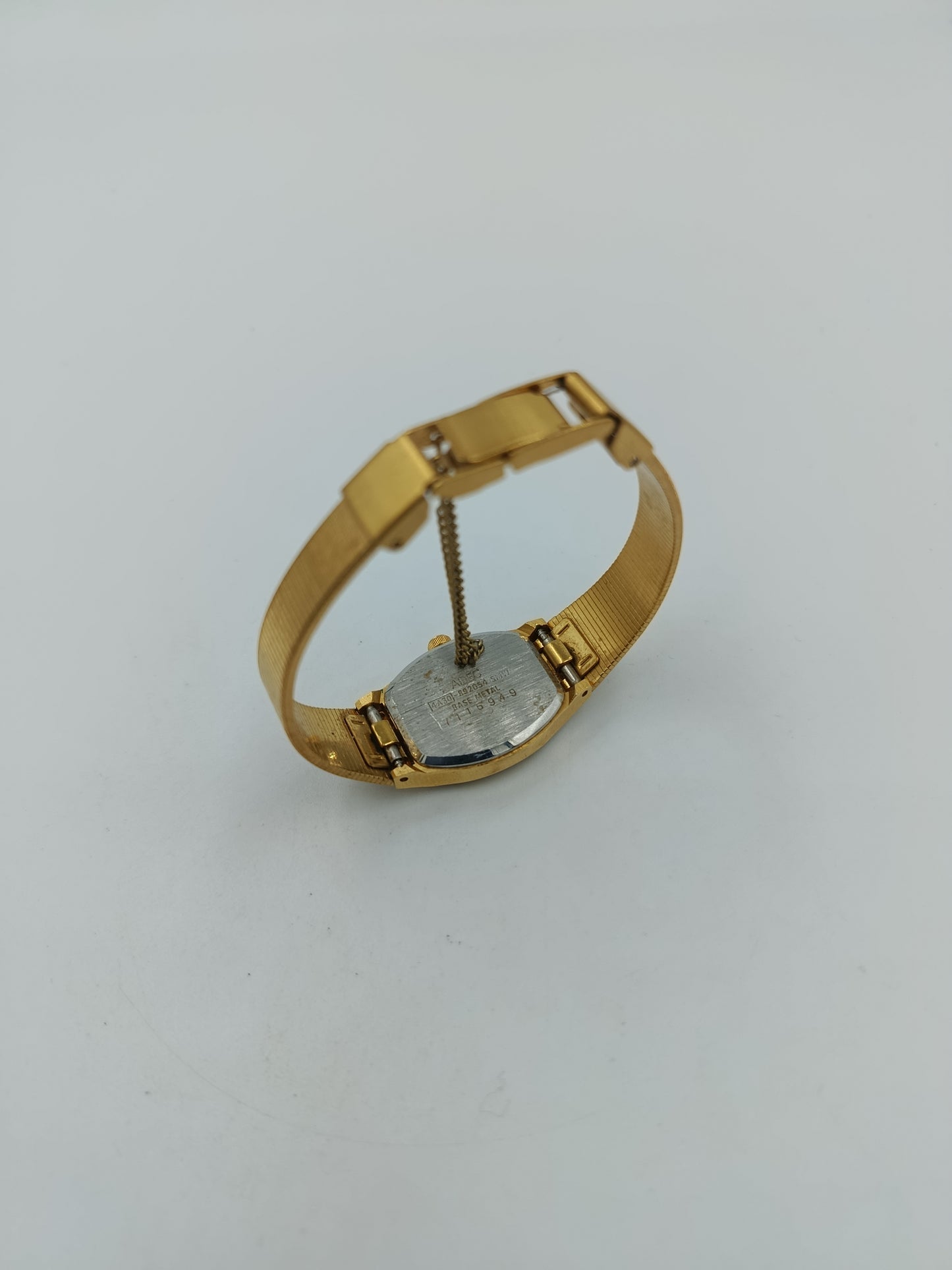 Adec Damen Quarz Armbanduhr in Goldoptik mit flexiblem Metallarmband
