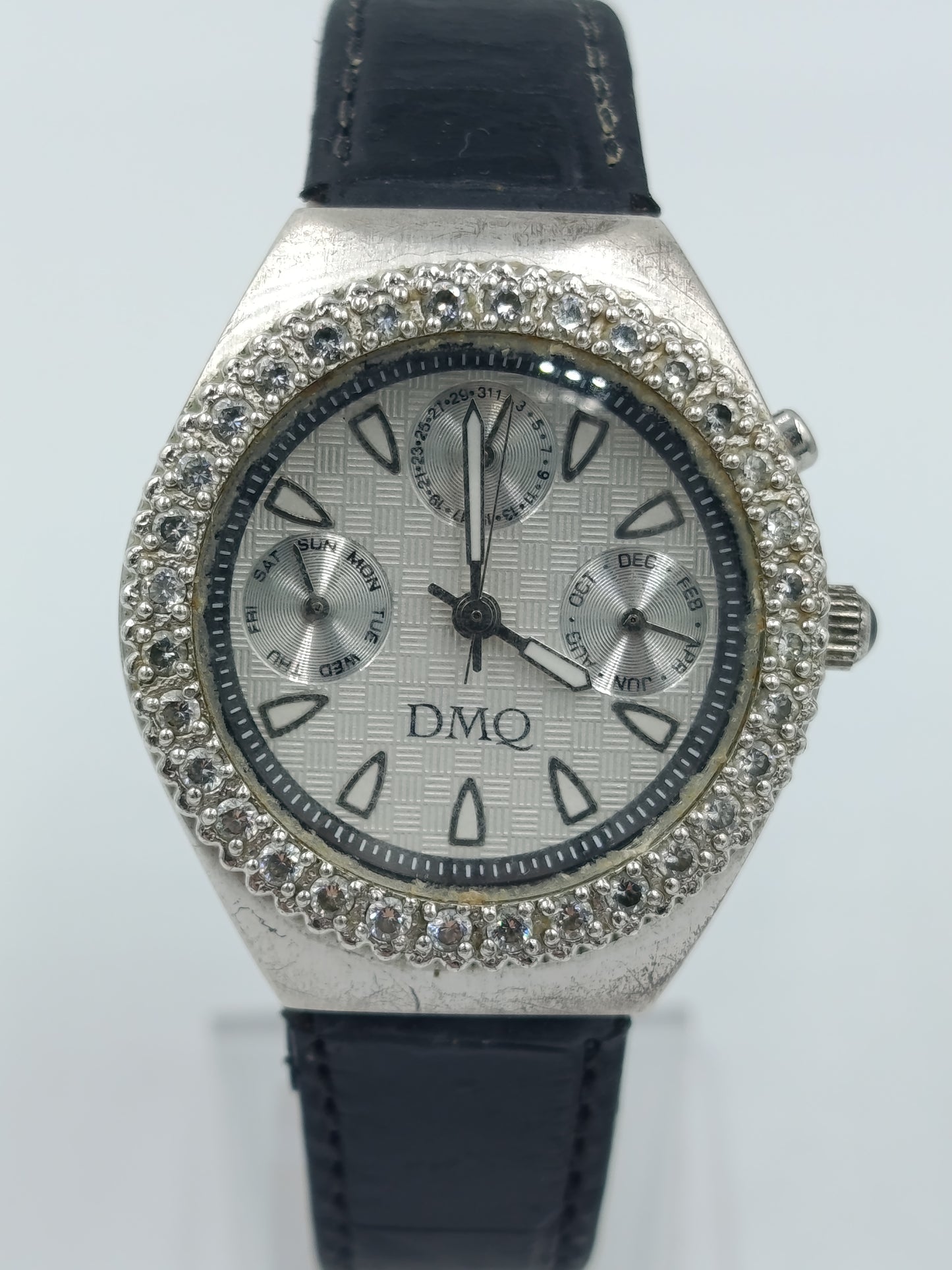DMQ Damen Armbanduhr mit Strasslünette Multifunktionsoptik Lederarmband