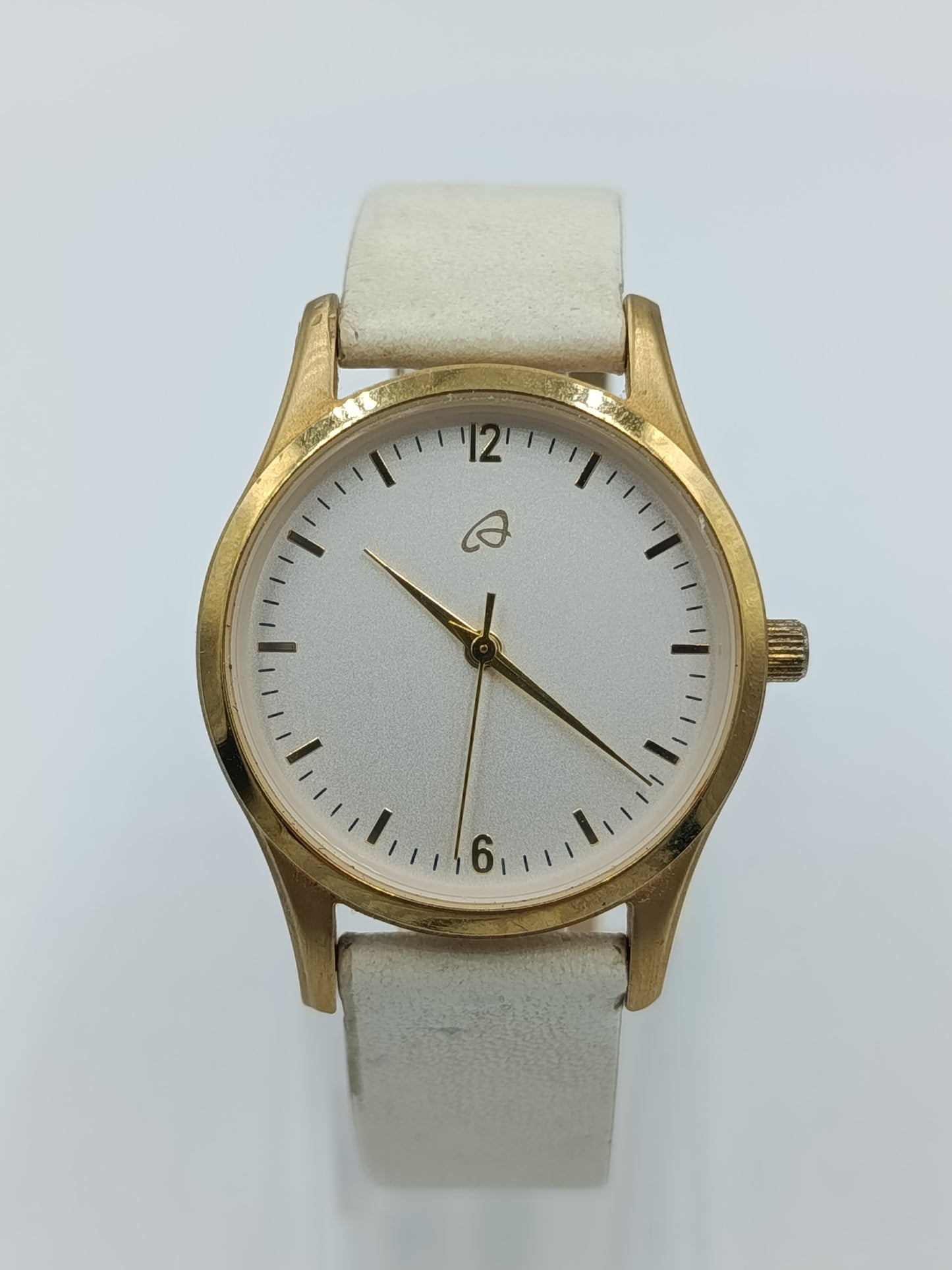 Elegante Gold Damenuhr – Schlichtes Zifferblatt & helles Lederband