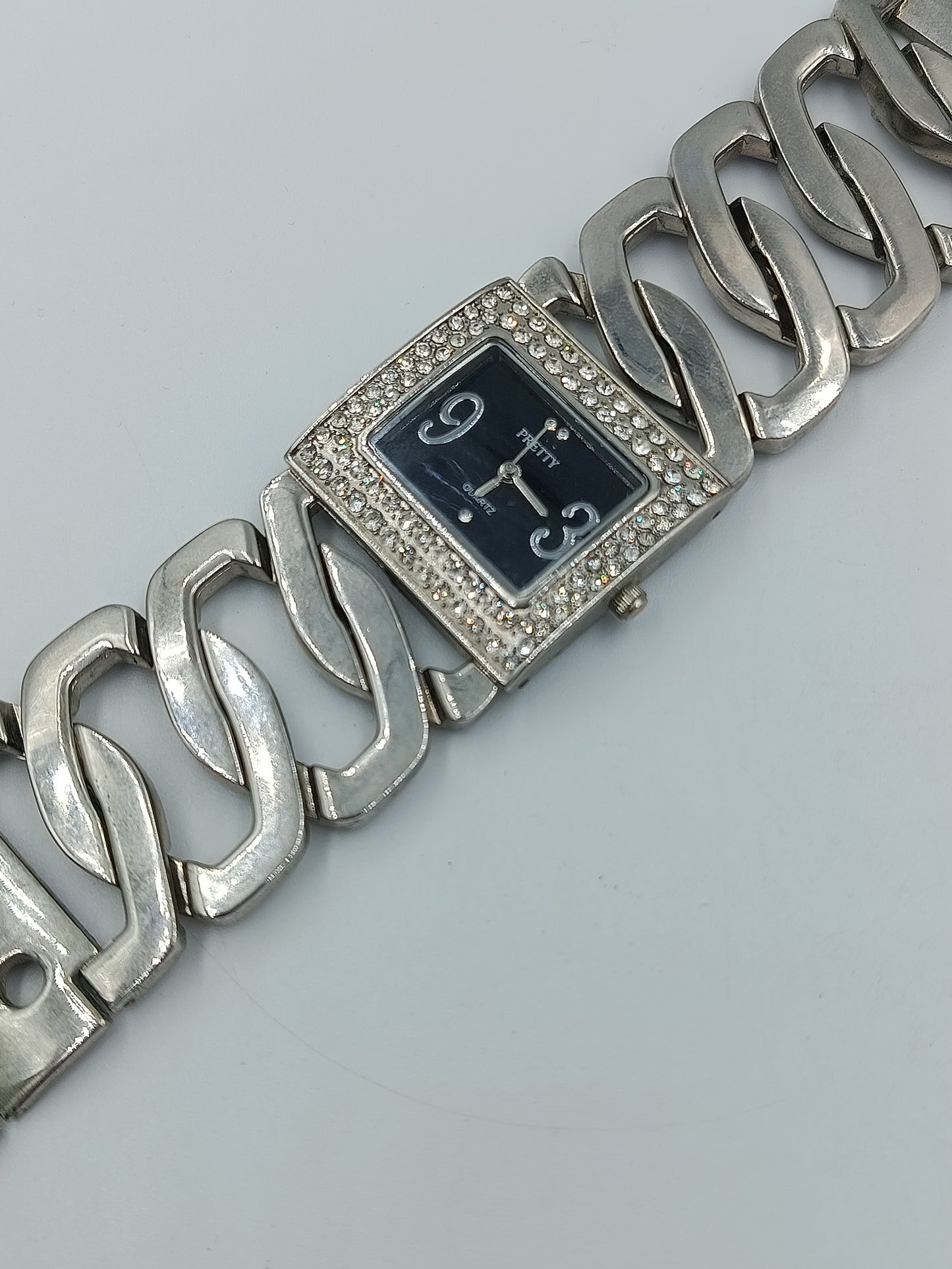 Pretty Quarz Armbanduhr Silberfarben mit Strassbesatz und Gliederarmband